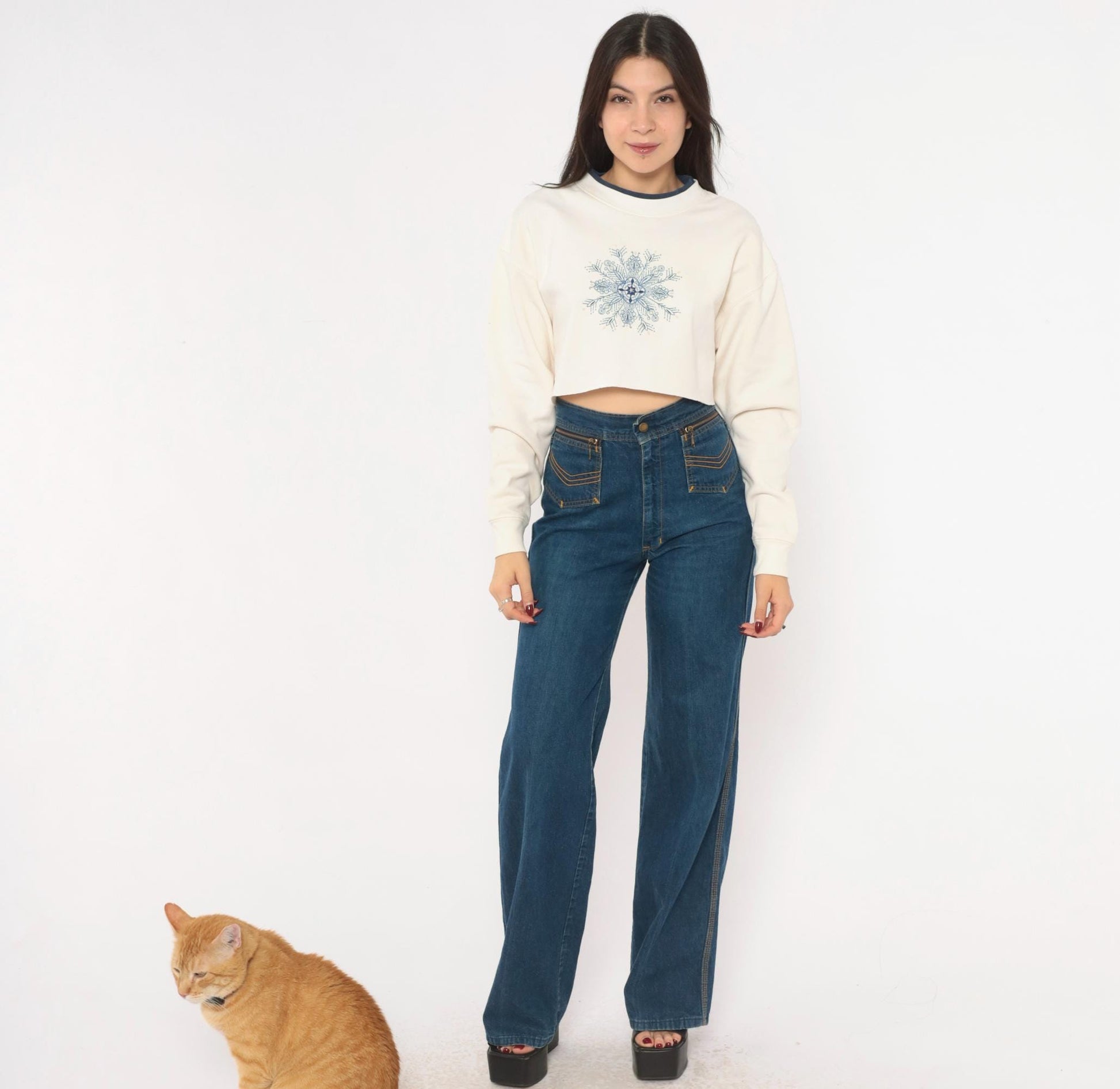 90s M&C Sportswear Snowflake Mandala Embroidered Crop Sweatshirt Cream Navy Medium