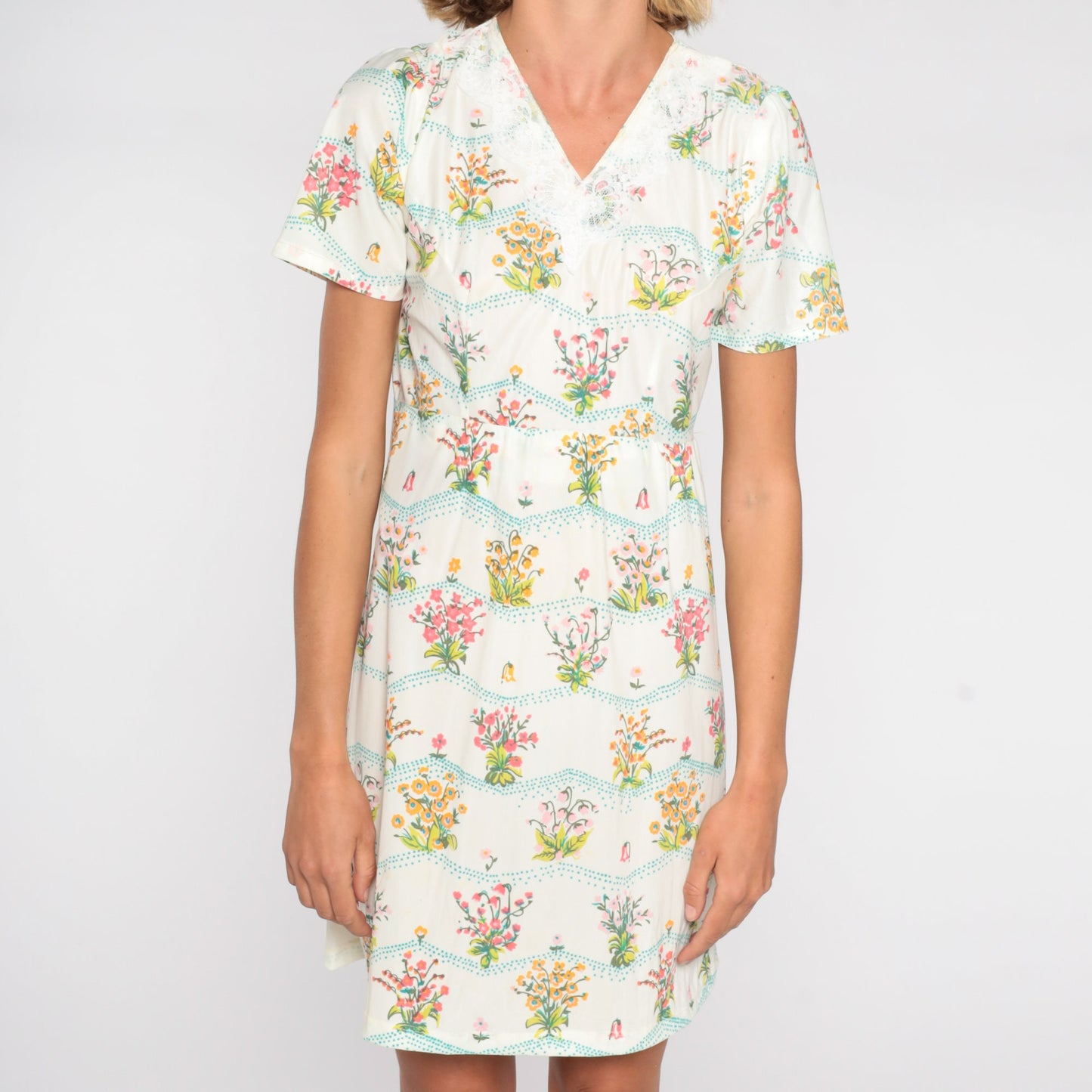 60s Floral Shift Dress White Wildflower Print V-Neck Lace Trim Medium