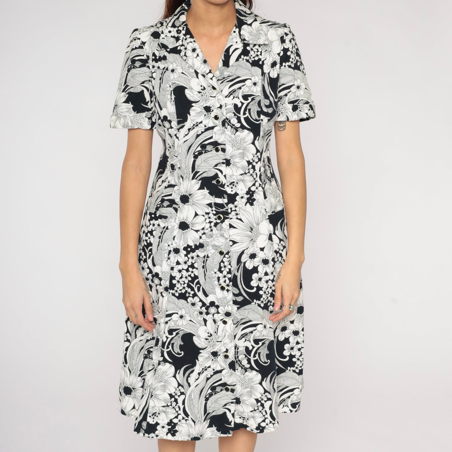 70s Black White Floral Shift Dress Knee Length Button Up Collar Short Sleeve Medium