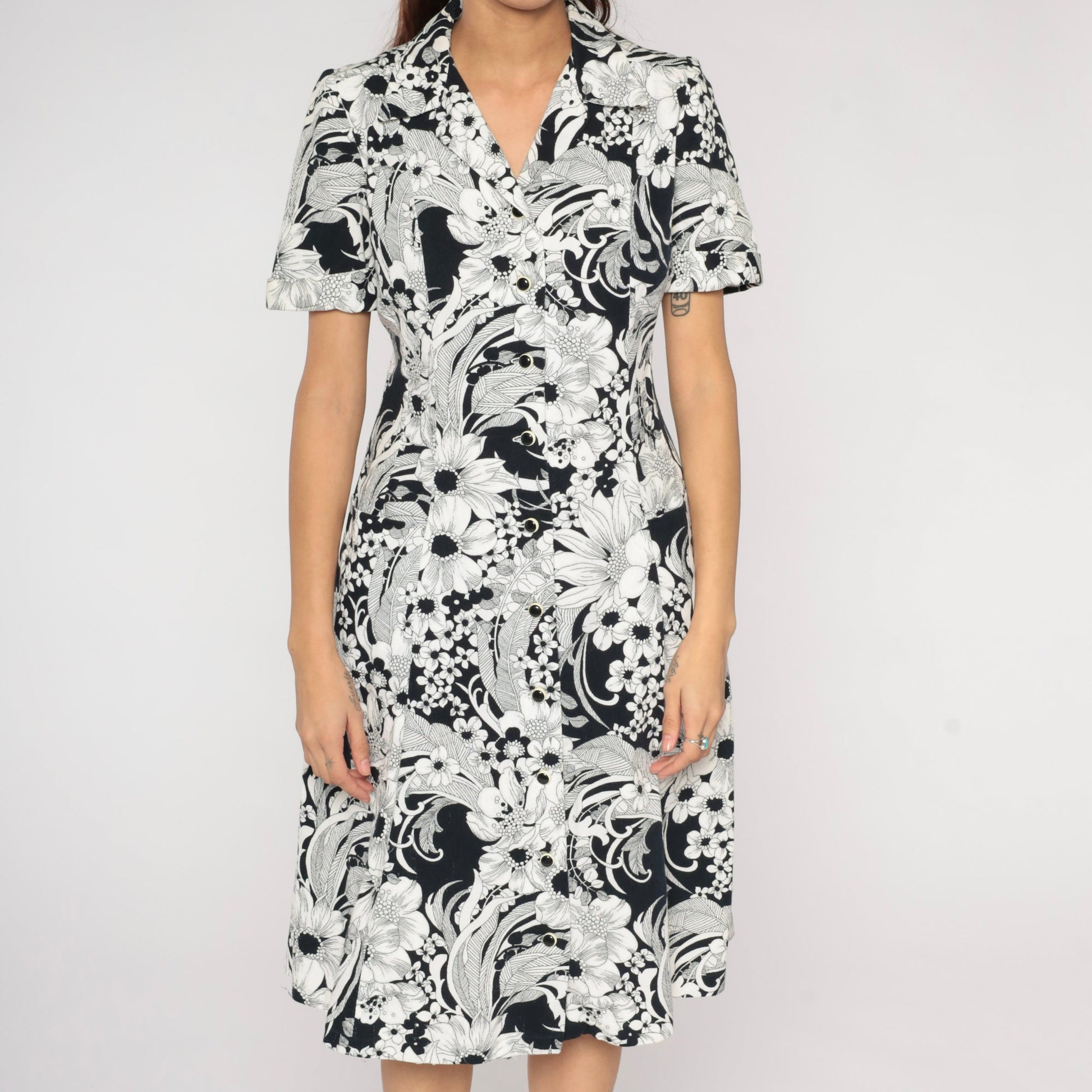 70s Black White Floral Shift Dress Knee Length Button Up Collar Short Sleeve Medium