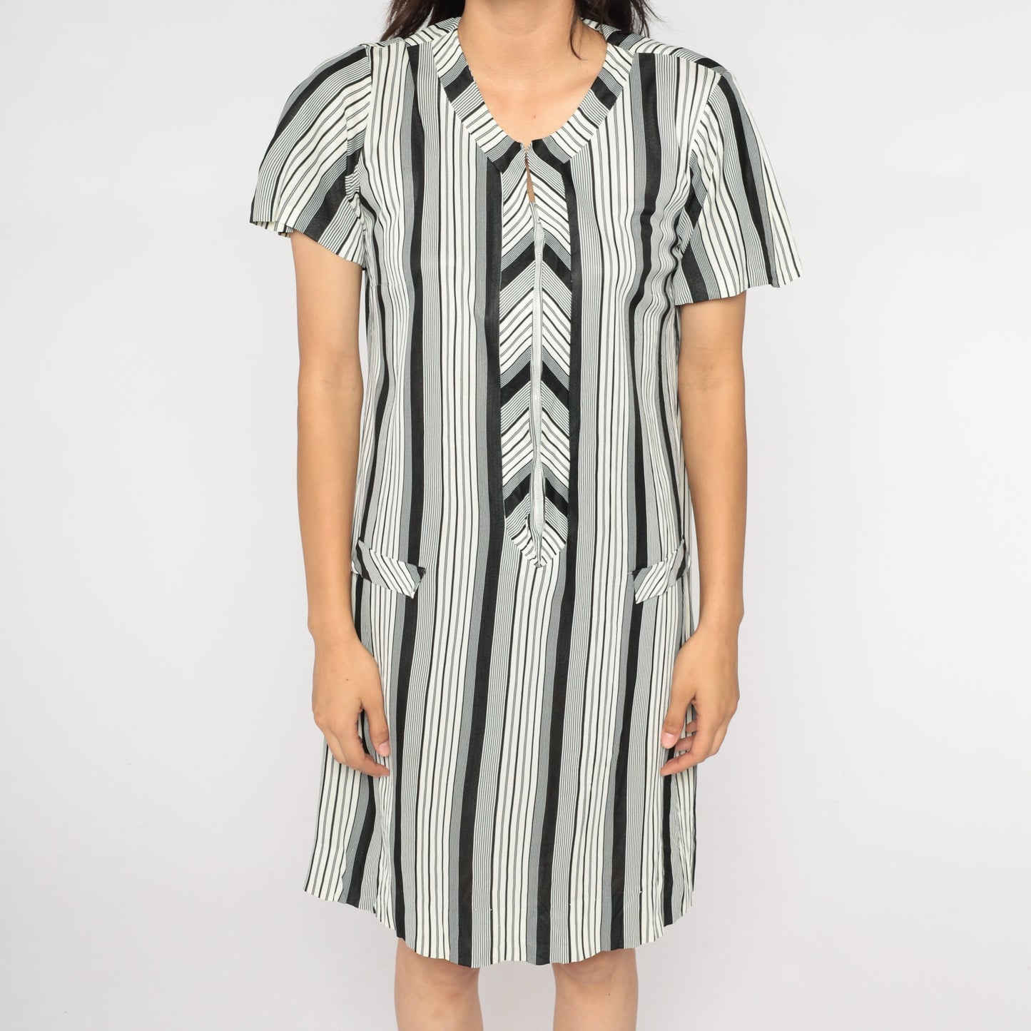 70s Black White Striped Shift Minidress Mod Chevron Short Sleeve Zip Medium M
