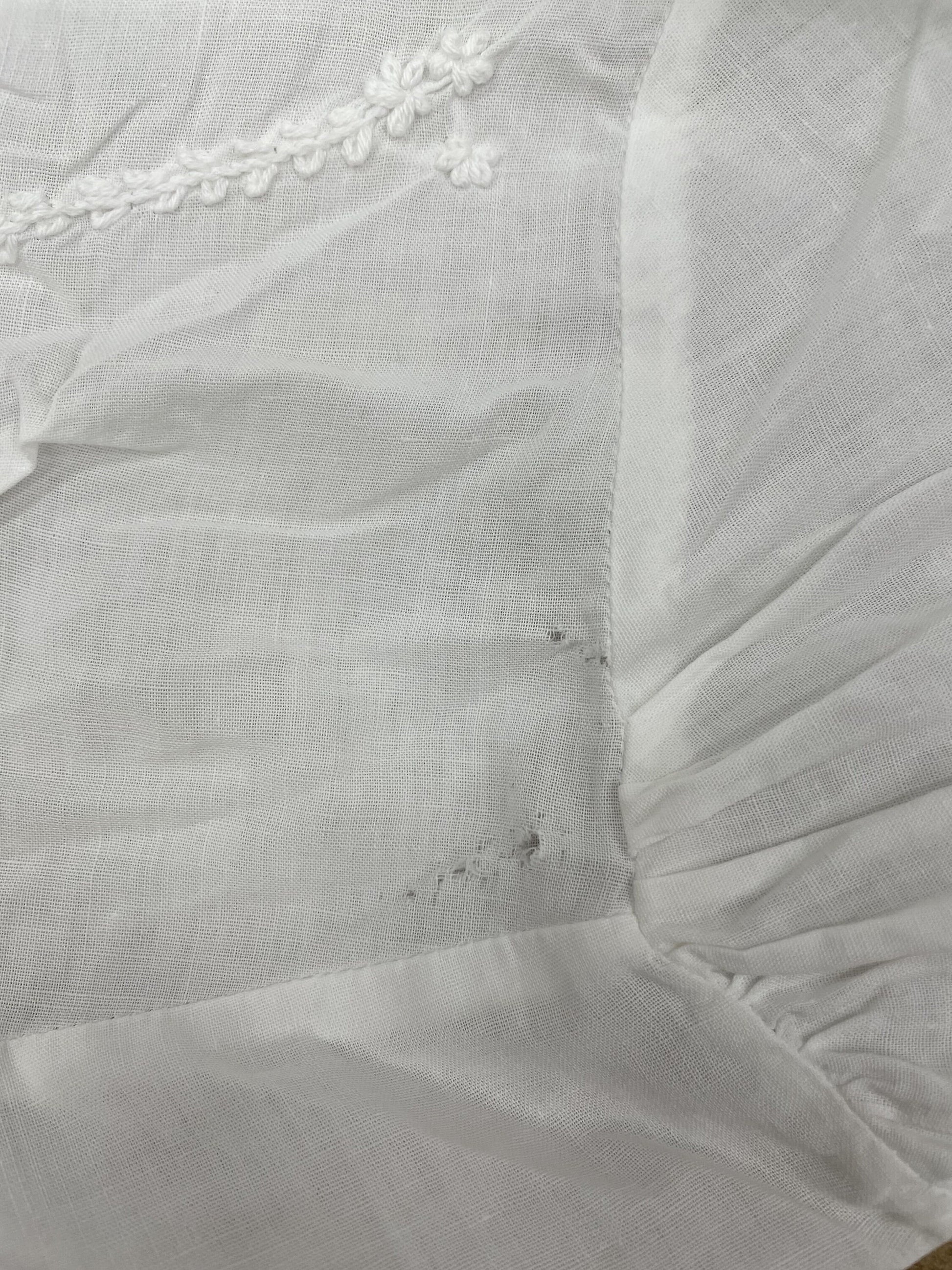 90s White Cotton Floral Embroidered Button-Up Blouse Long Sleeve Small