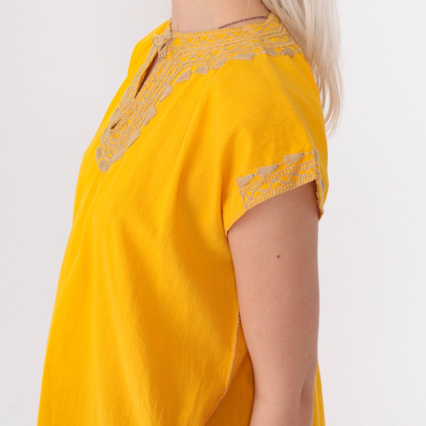 90s Embroidered Tunic Top Yellow Keyhole Tie Neck Short Sleeve Small