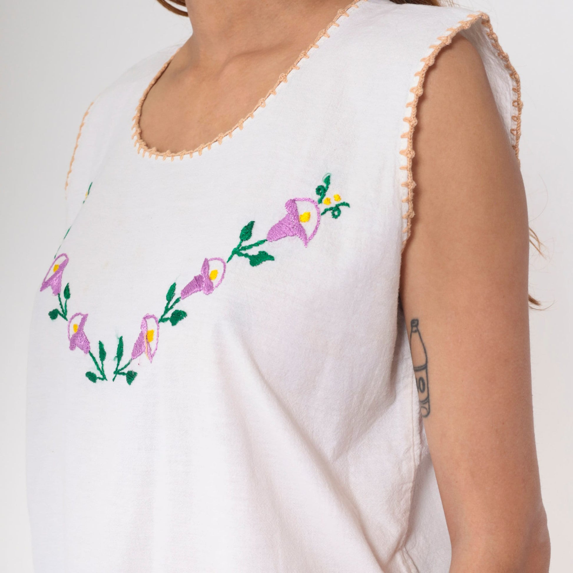 90s White Floral Embroidered Tank Top Scoop Neck Sleeveless Medium