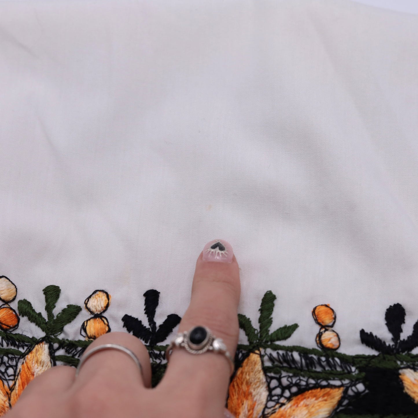 90s White Floral Embroidered Blouse Scalloped Edges Short Sleeve Small