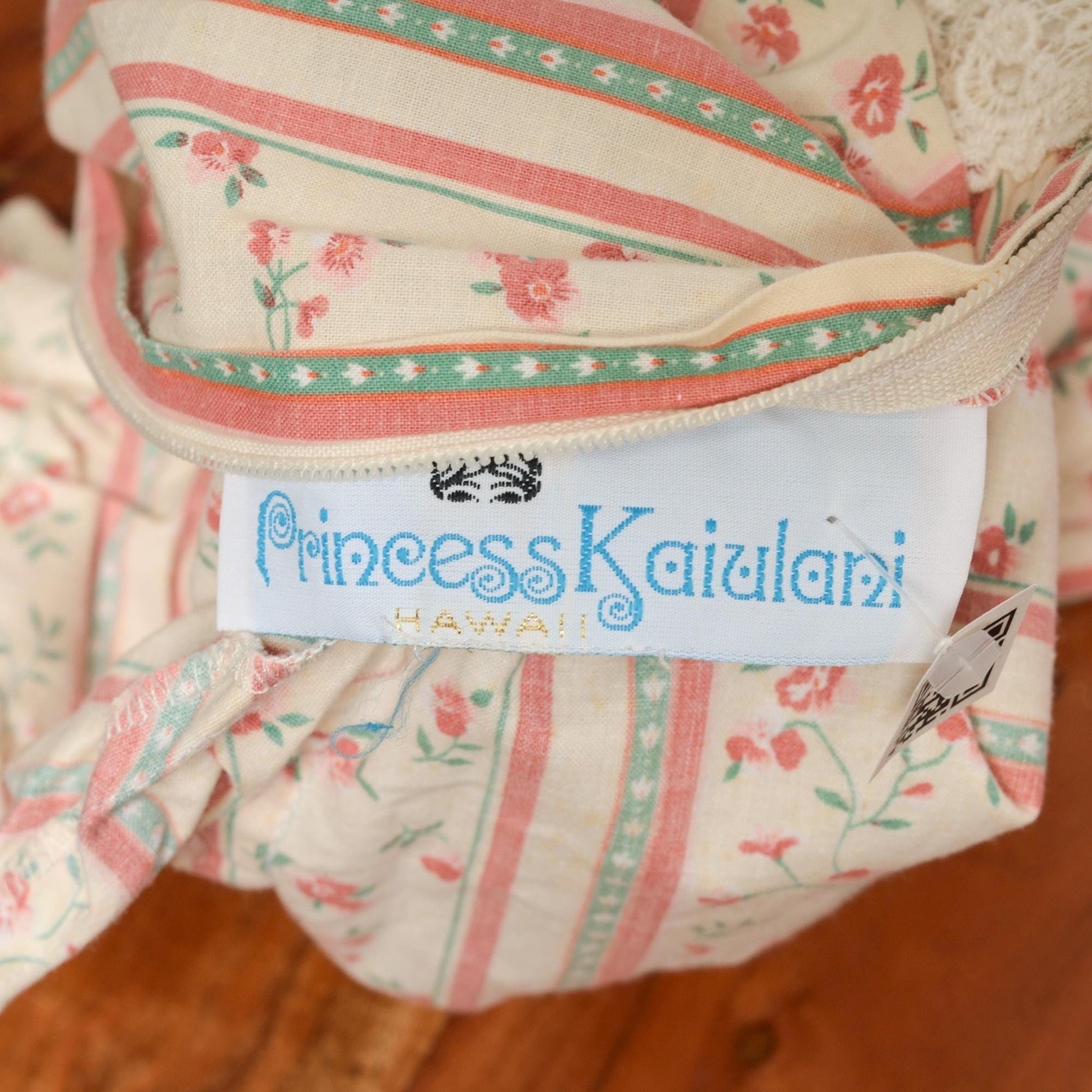 70s Princess Kaiulani Hawaiian Mini Dress Lace Yoke Balloon Sleeve Cream Pink Medium
