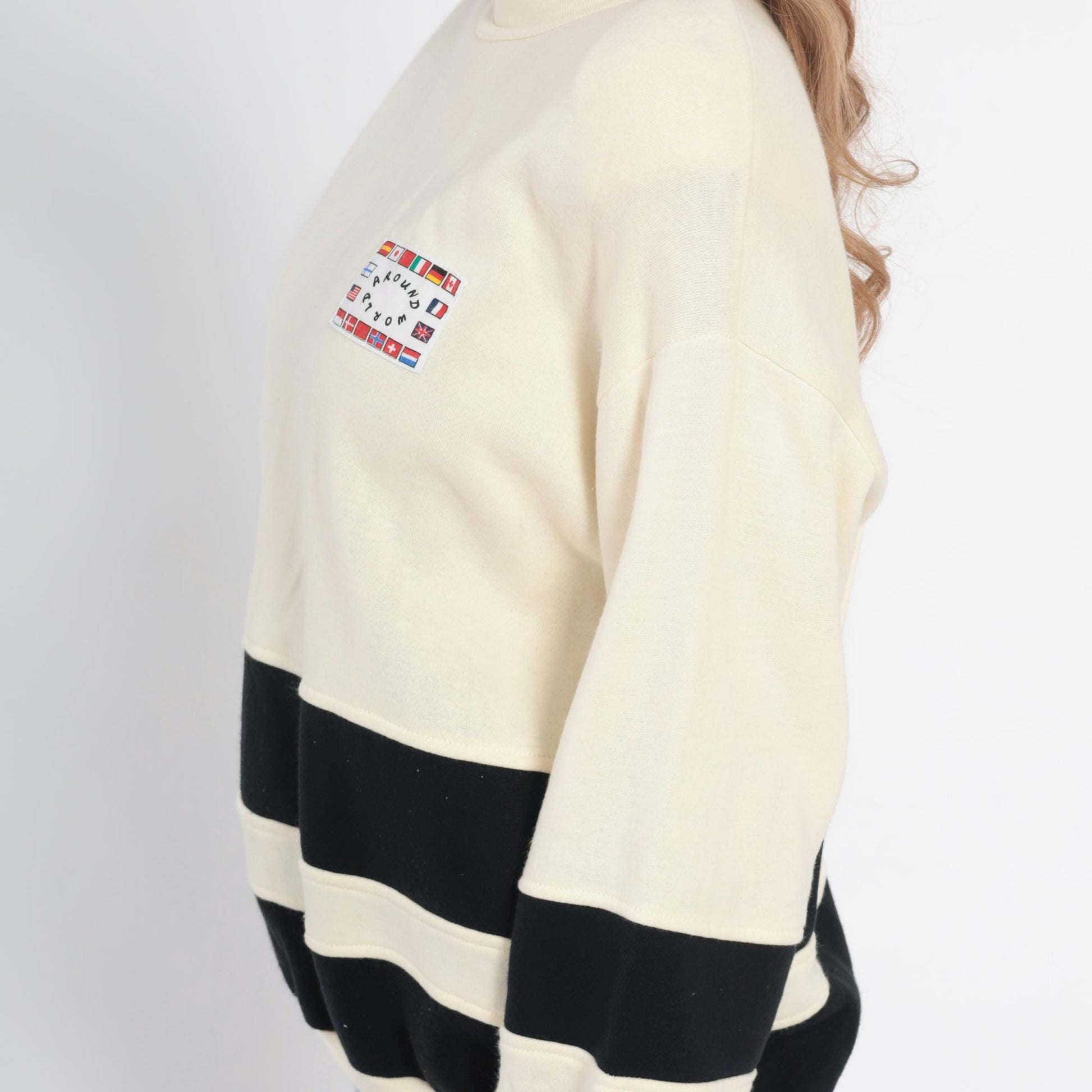 90s Wye Oaks Cream Striped Crewneck Sweatshirt International Flags Patch Medium M