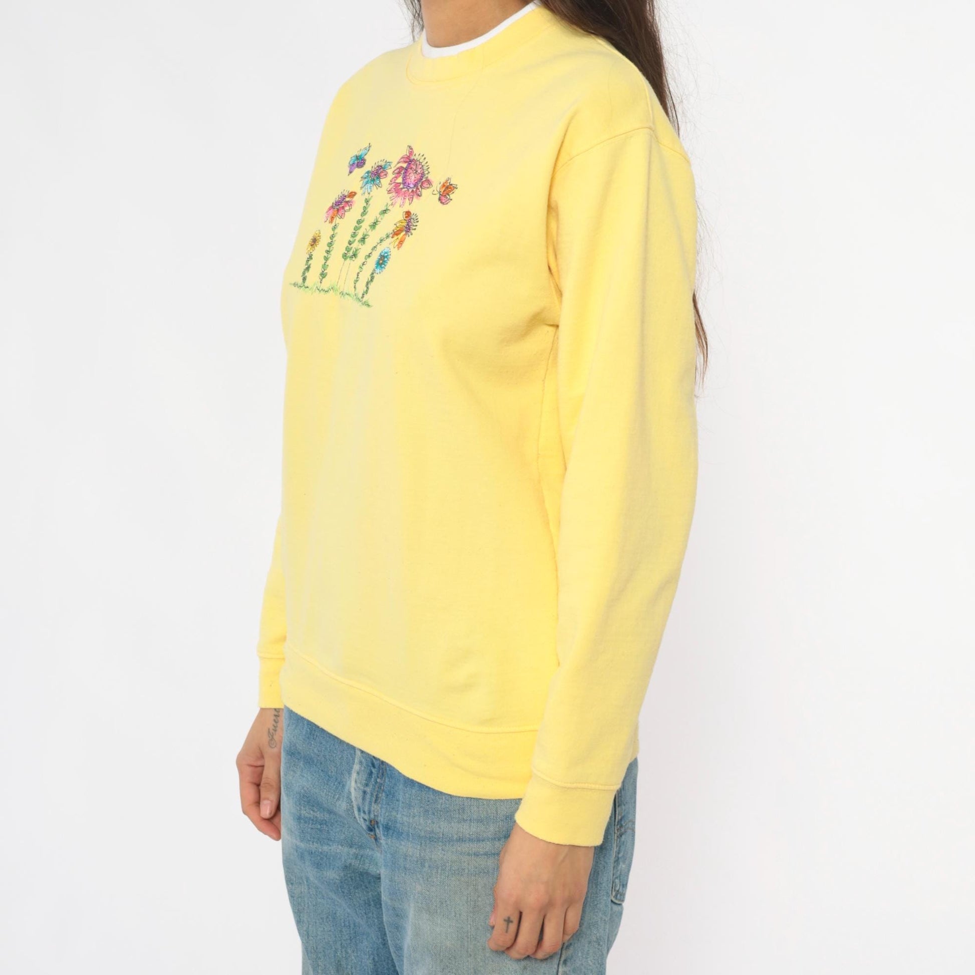 90s Yellow Floral Embroidered Sweatshirt Butterfly Garden Crewneck Medium M