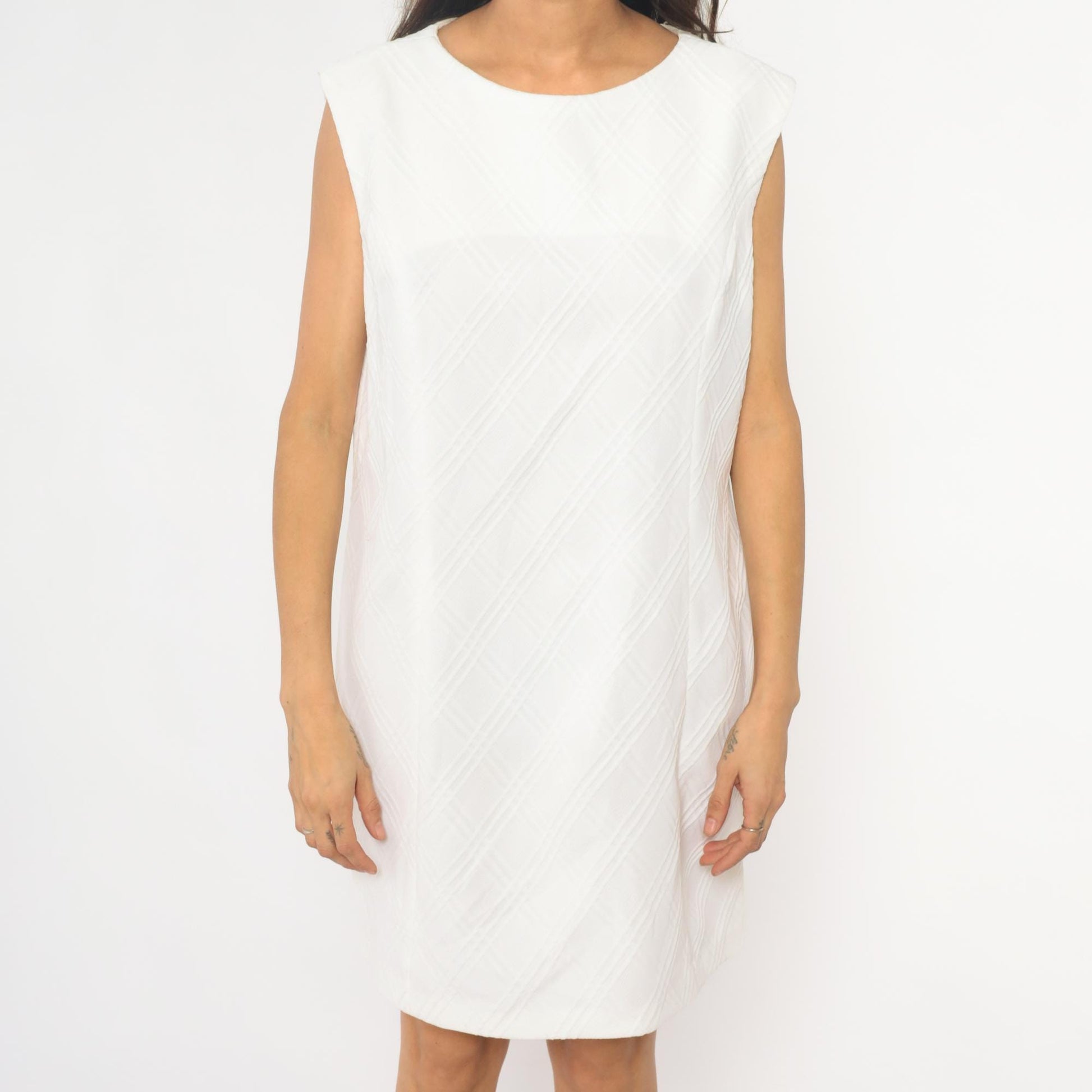 70s White Shift Dress Quilted Texture Sleeveless Knee-Length Crew Neck Medium M