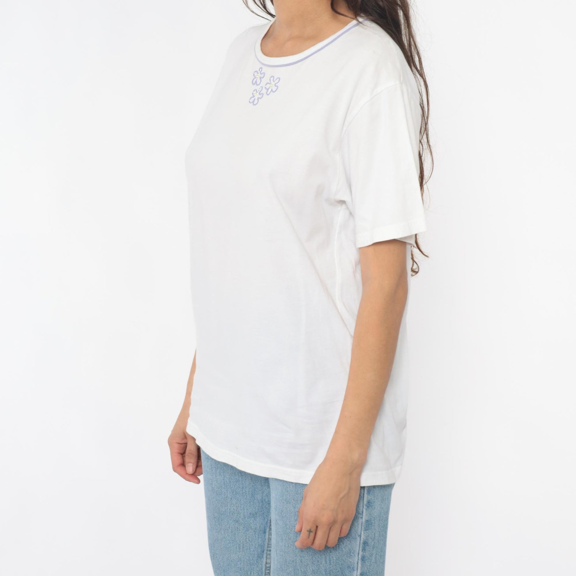 90s White Cotton Tee Embroidered Purple Flowers Pearl Centers Large L