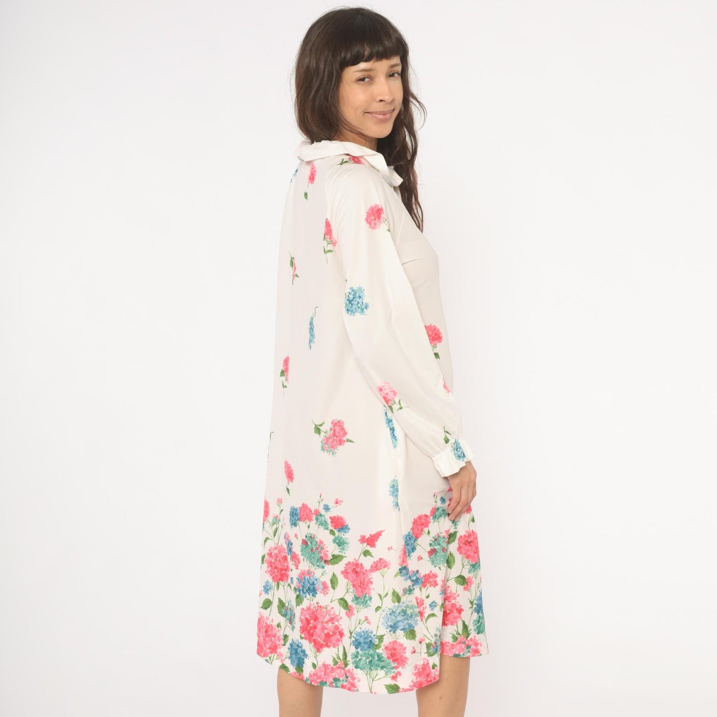 70s Travel Lite Hydrangea Floral Housecoat Ivory Ruffle Tie Neck Medium