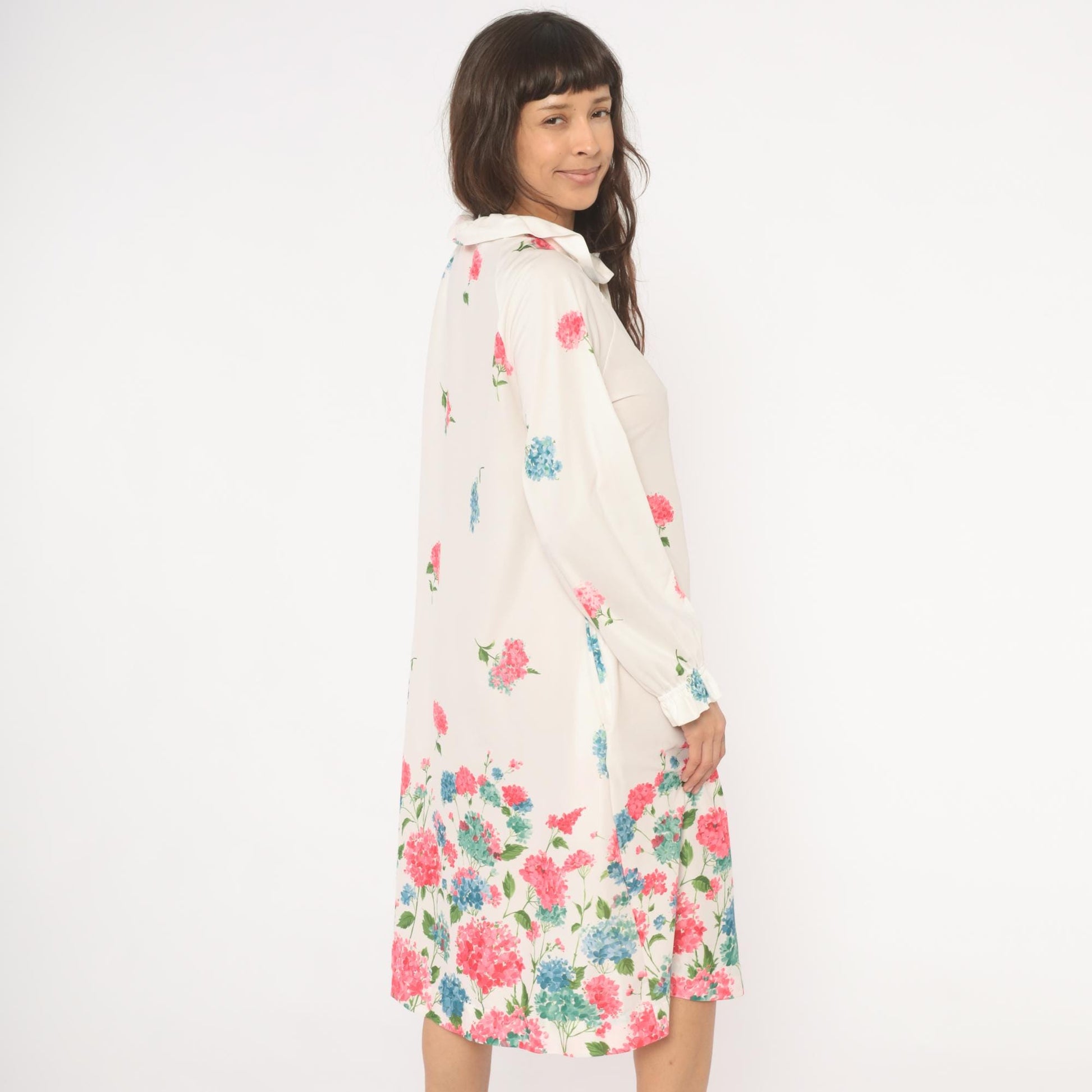 70s Travel Lite Hydrangea Floral Housecoat Ivory Ruffle Tie Neck Medium