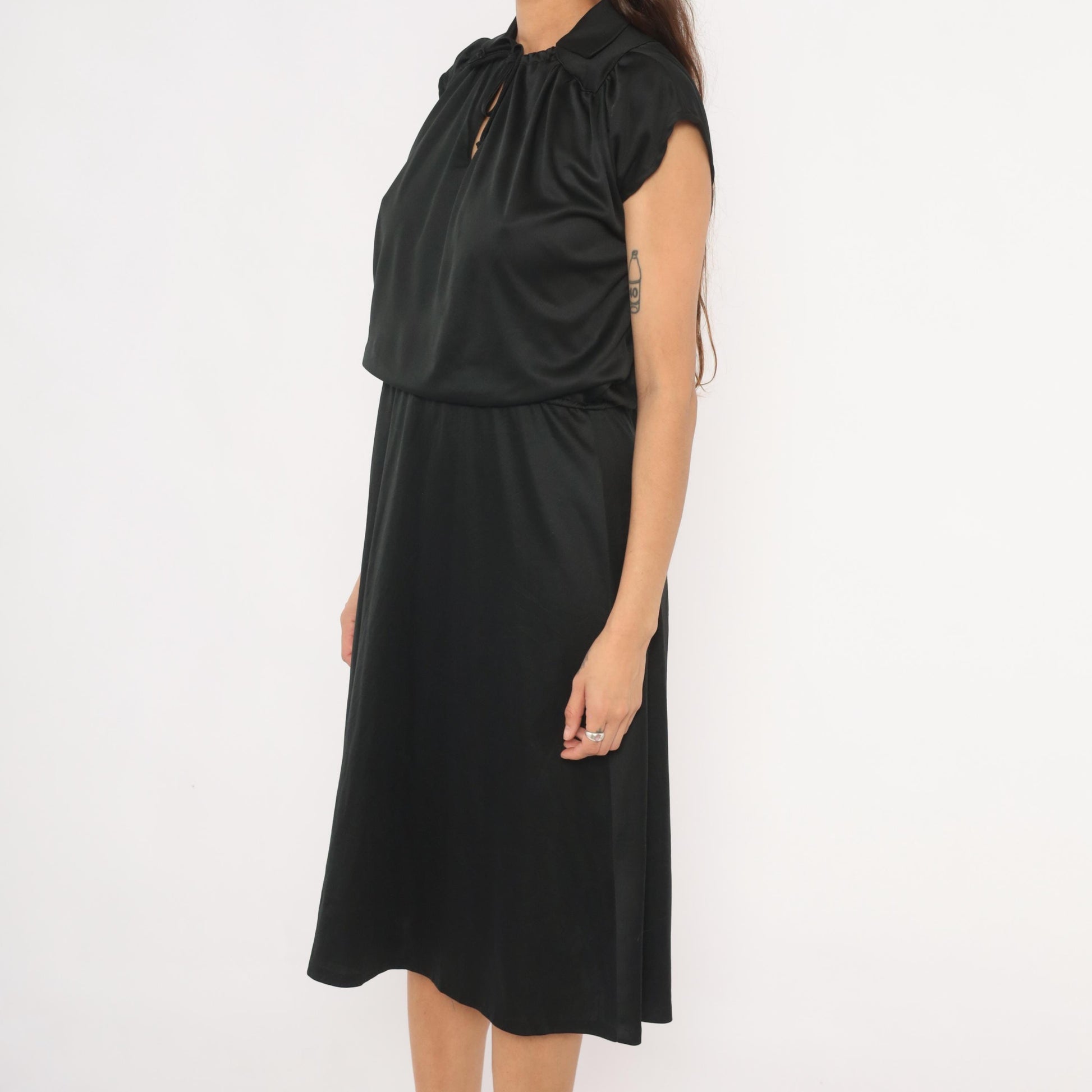 1970s Black Tie Neck Dress Cap Sleeve Keyhole Neckline Gathered Waist Large L