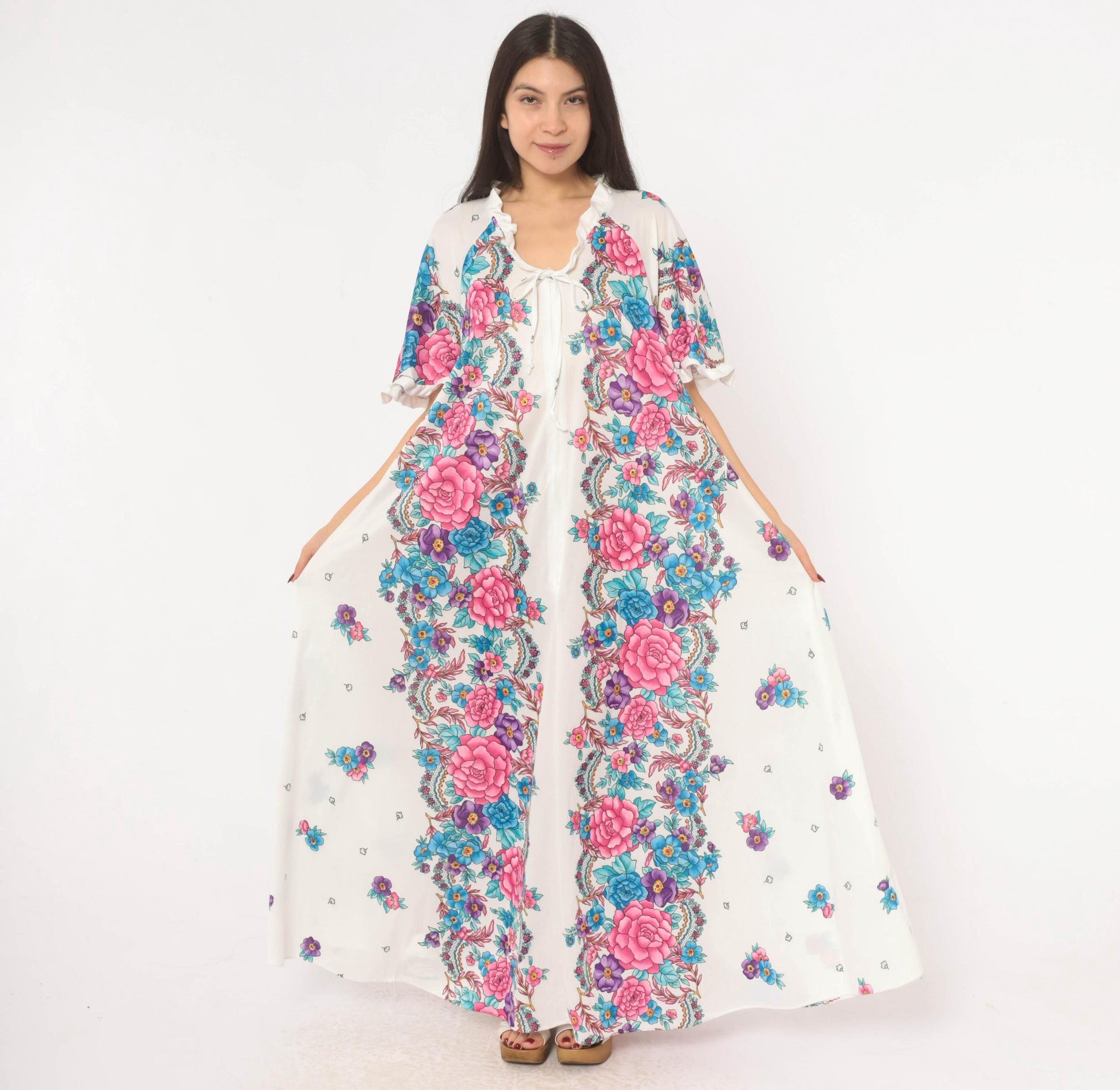 80s White Floral Maxi Housecoat Rose Print Ruffle Neckline Zip Robe Medium Large