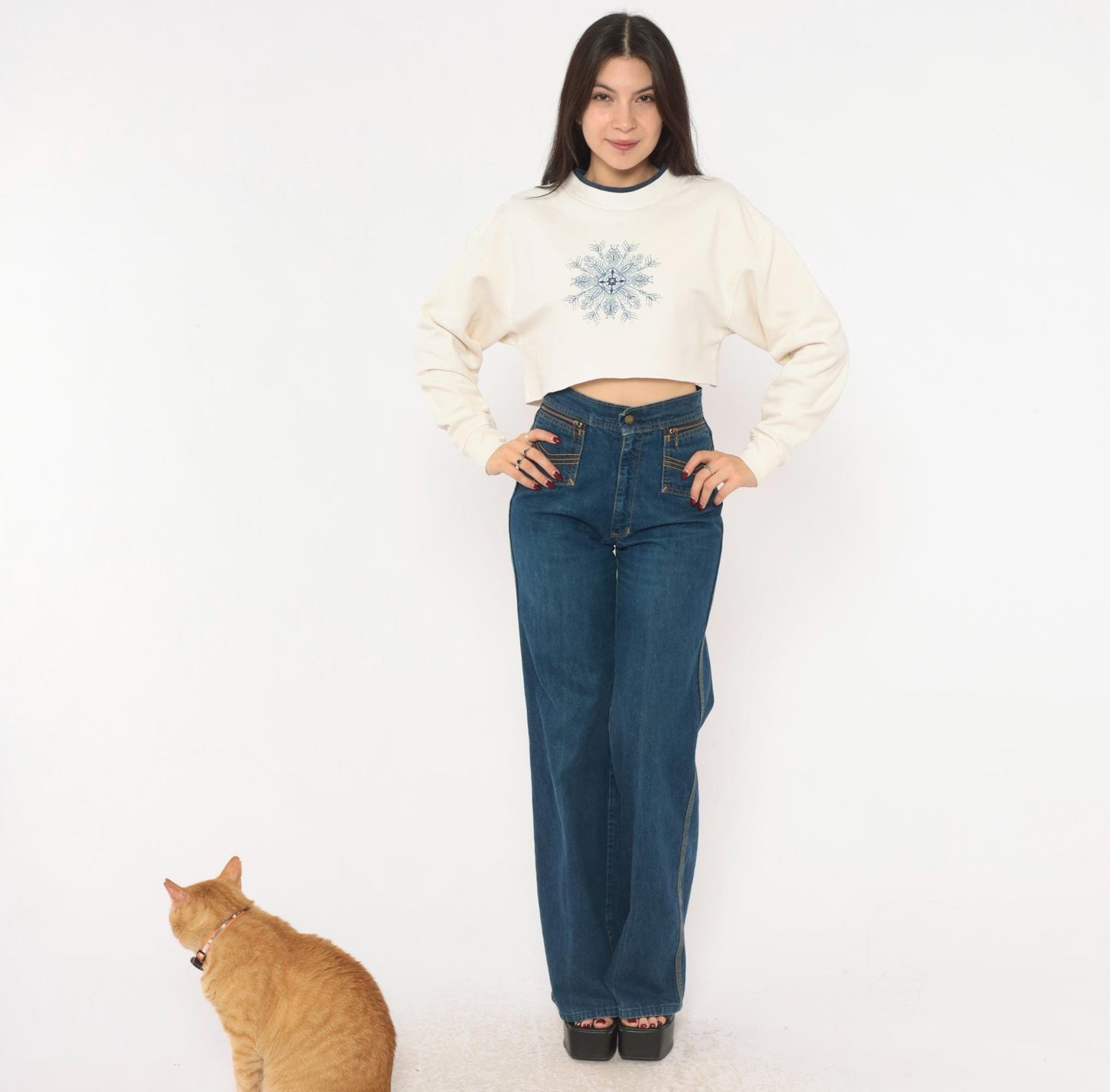90s M&C Sportswear Snowflake Mandala Embroidered Crop Sweatshirt Cream Navy Medium