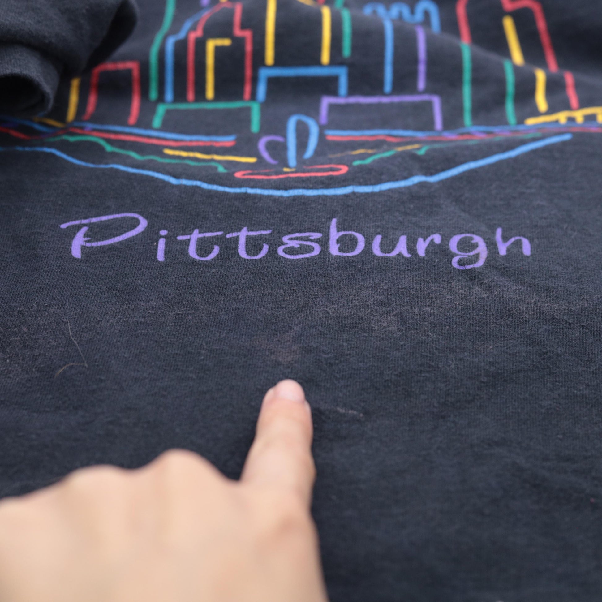 90s Pittsburgh Cityscape Graphic T-Shirt Black Cotton Crewneck Medium