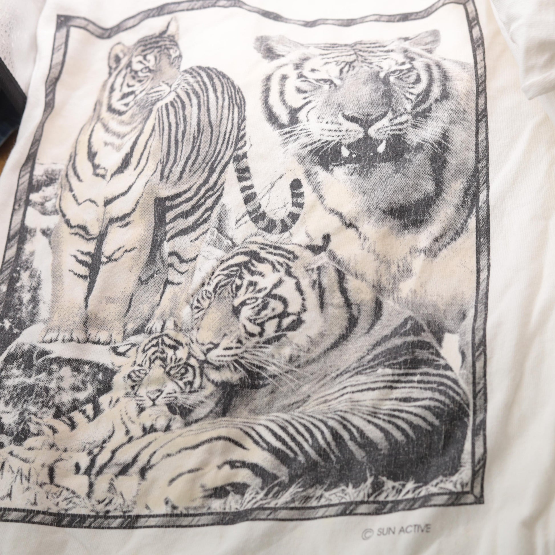 90s Tiger Graphic T-Shirt White UV Colorizing Crewneck Tee Large