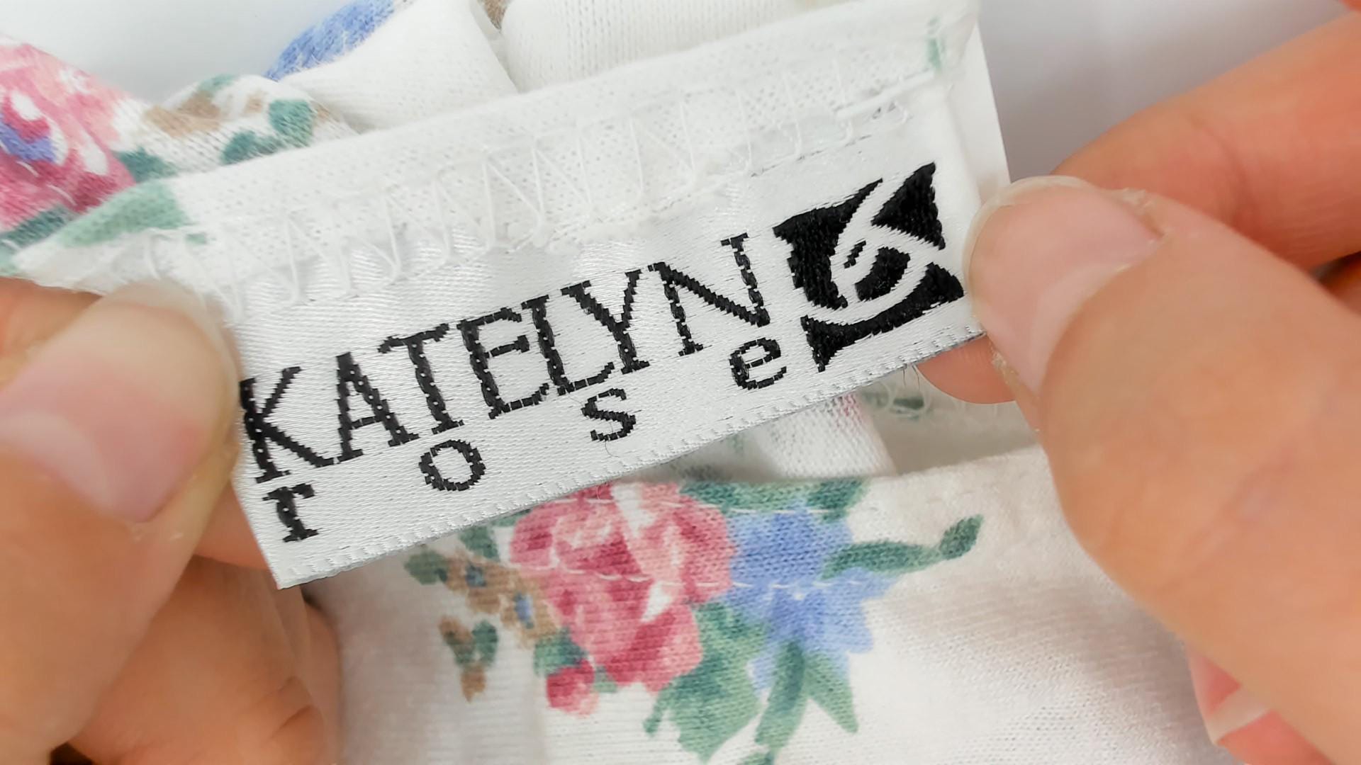 90s Katelyn Rose Floral T-Shirt White Pink Blue Cottage Garden Print Medium