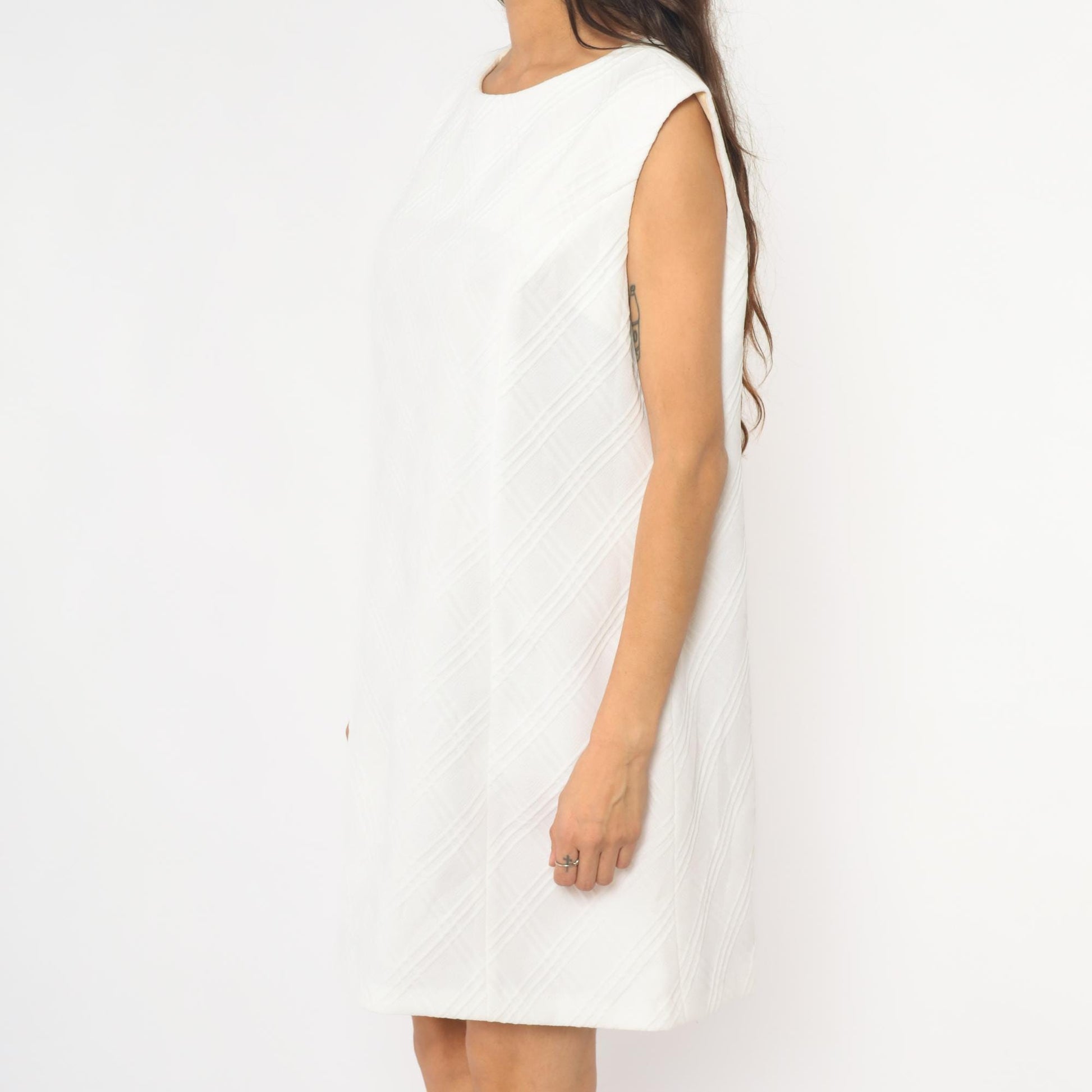 70s White Shift Dress Quilted Texture Sleeveless Knee-Length Crew Neck Medium M
