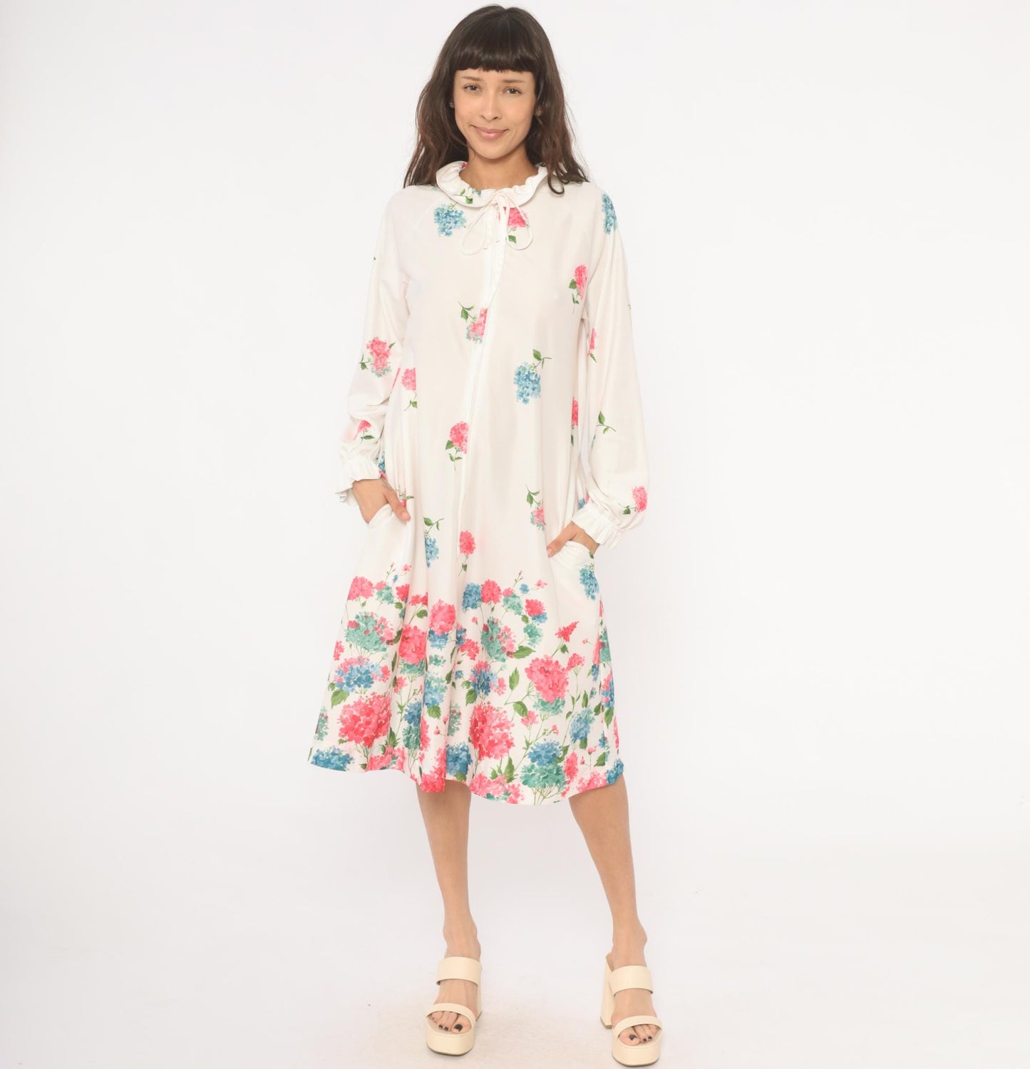 70s Travel Lite Hydrangea Floral Housecoat Ivory Ruffle Tie Neck Medium