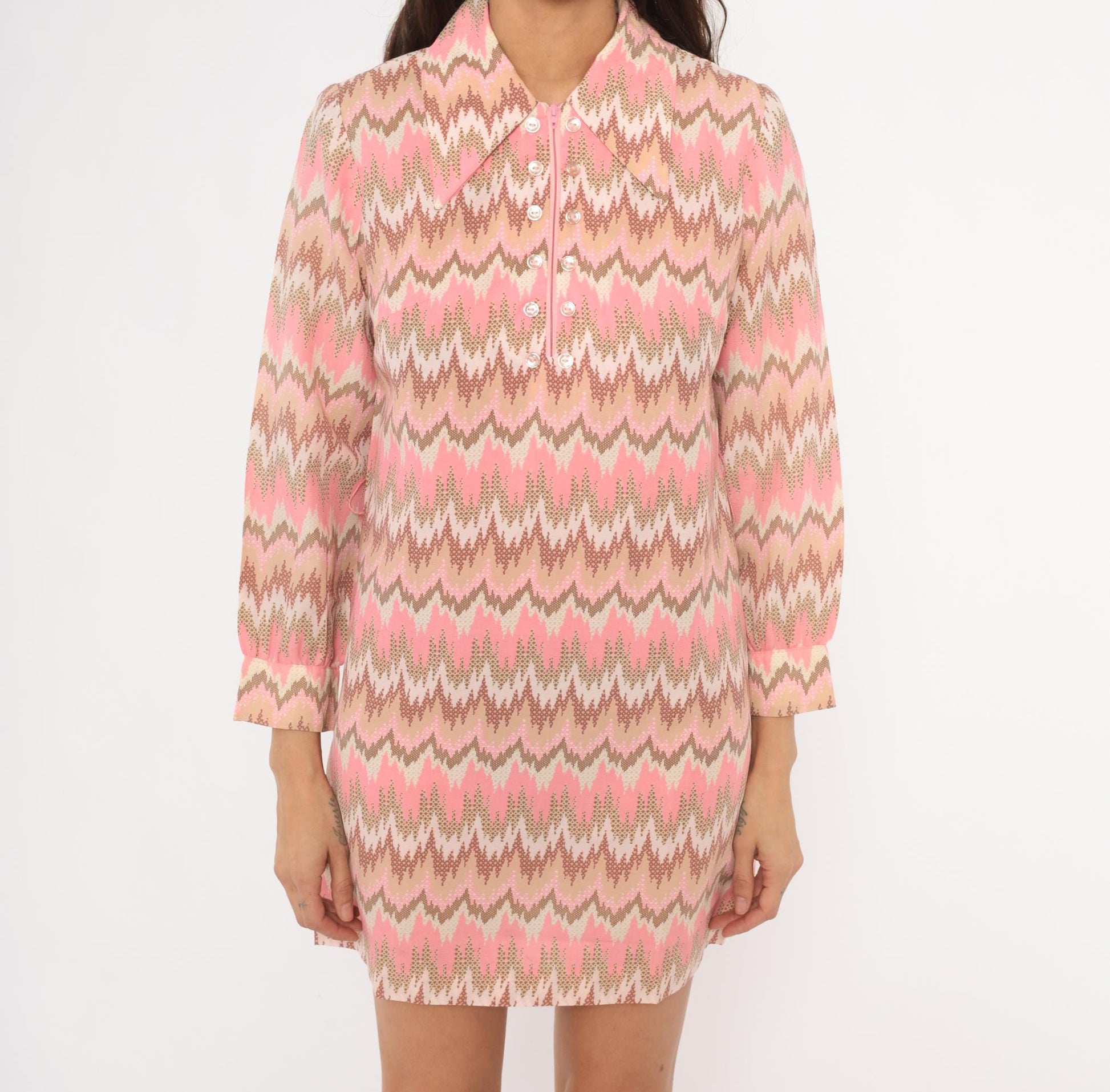 1970s Pink Tan Chevron Mini Dress Shift Pointed Collar Long Sleeve Extra Small XS