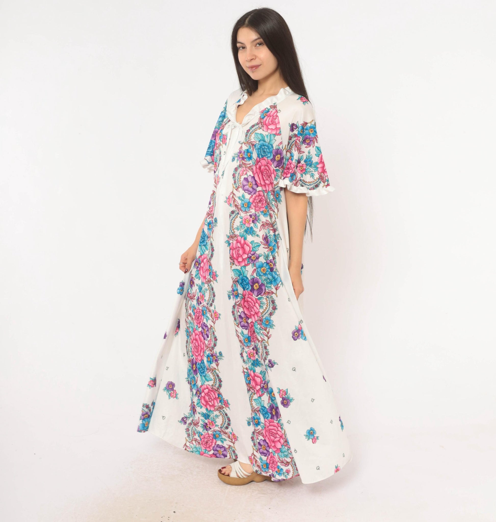 80s White Floral Maxi Housecoat Rose Print Ruffle Neckline Zip Robe Medium Large