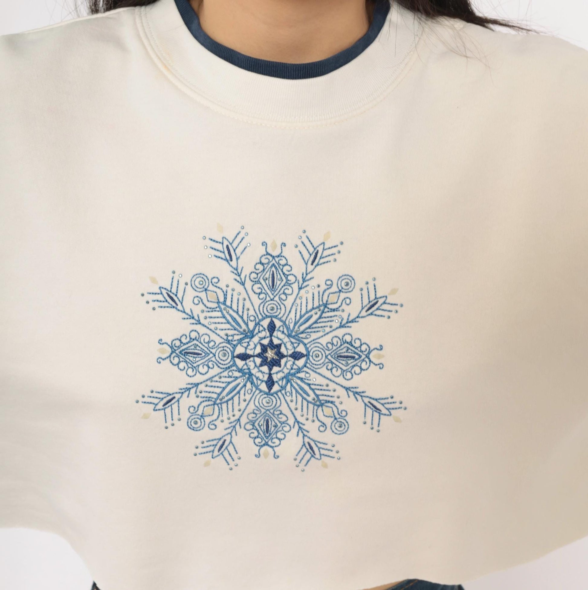90s M&C Sportswear Snowflake Mandala Embroidered Crop Sweatshirt Cream Navy Medium