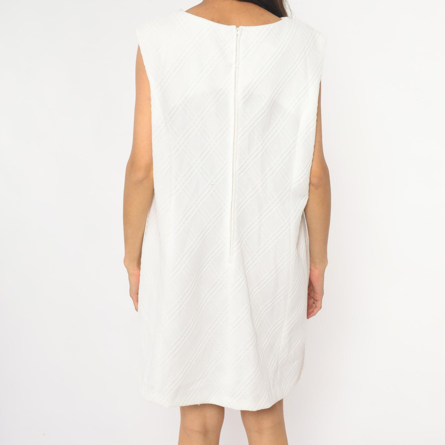 70s White Shift Dress Quilted Texture Sleeveless Knee-Length Crew Neck Medium M