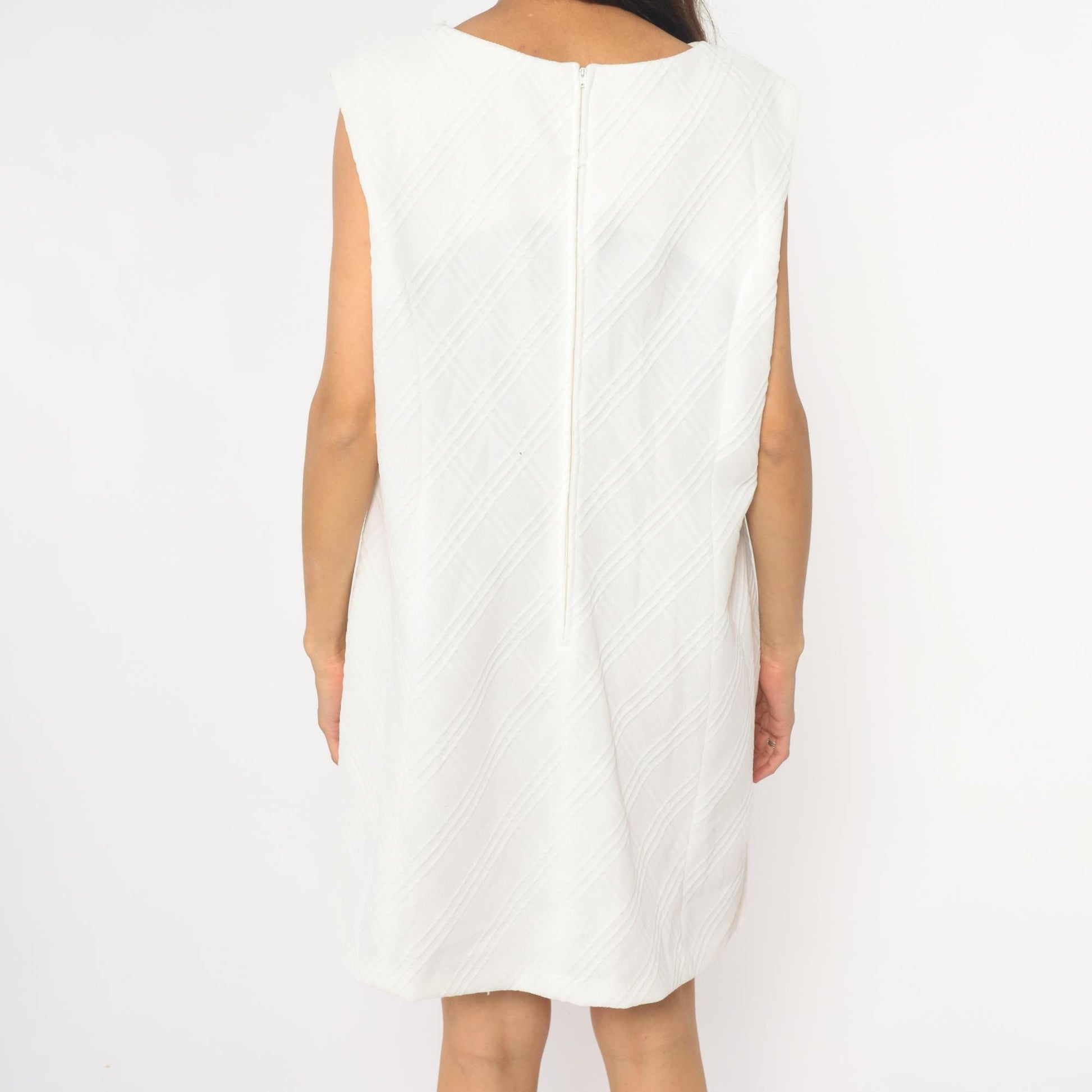 70s White Shift Dress Quilted Texture Sleeveless Knee-Length Crew Neck Medium M