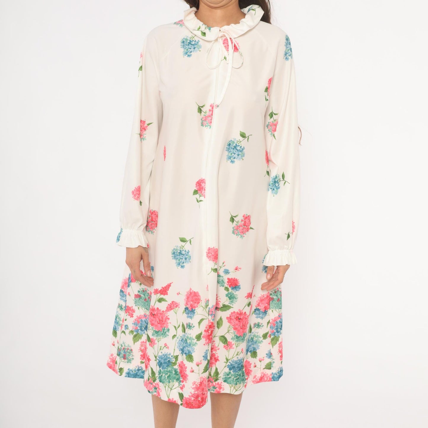 70s Travel Lite Hydrangea Floral Housecoat Ivory Ruffle Tie Neck Medium