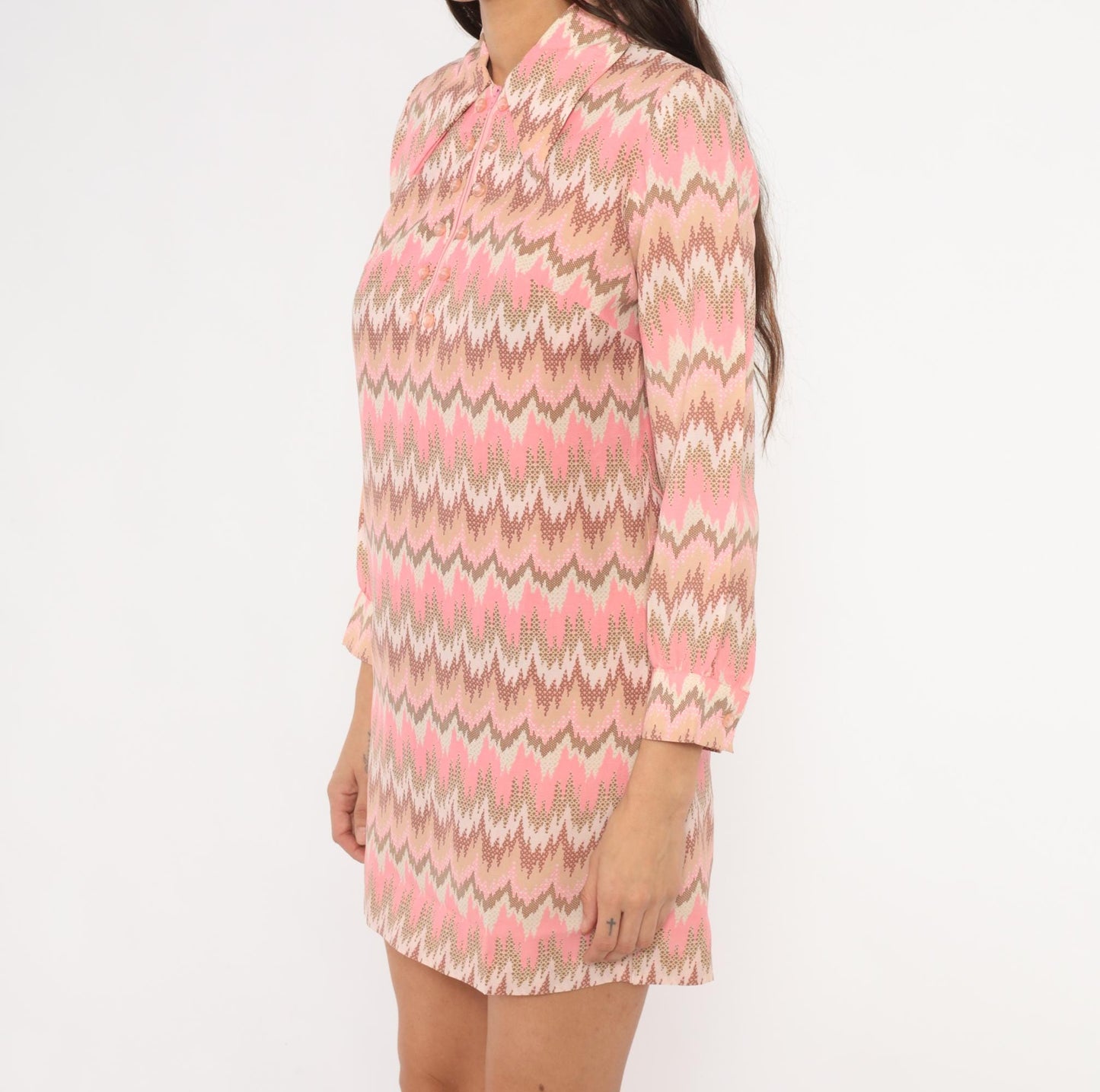 1970s Pink Tan Chevron Mini Dress Shift Pointed Collar Long Sleeve Extra Small XS