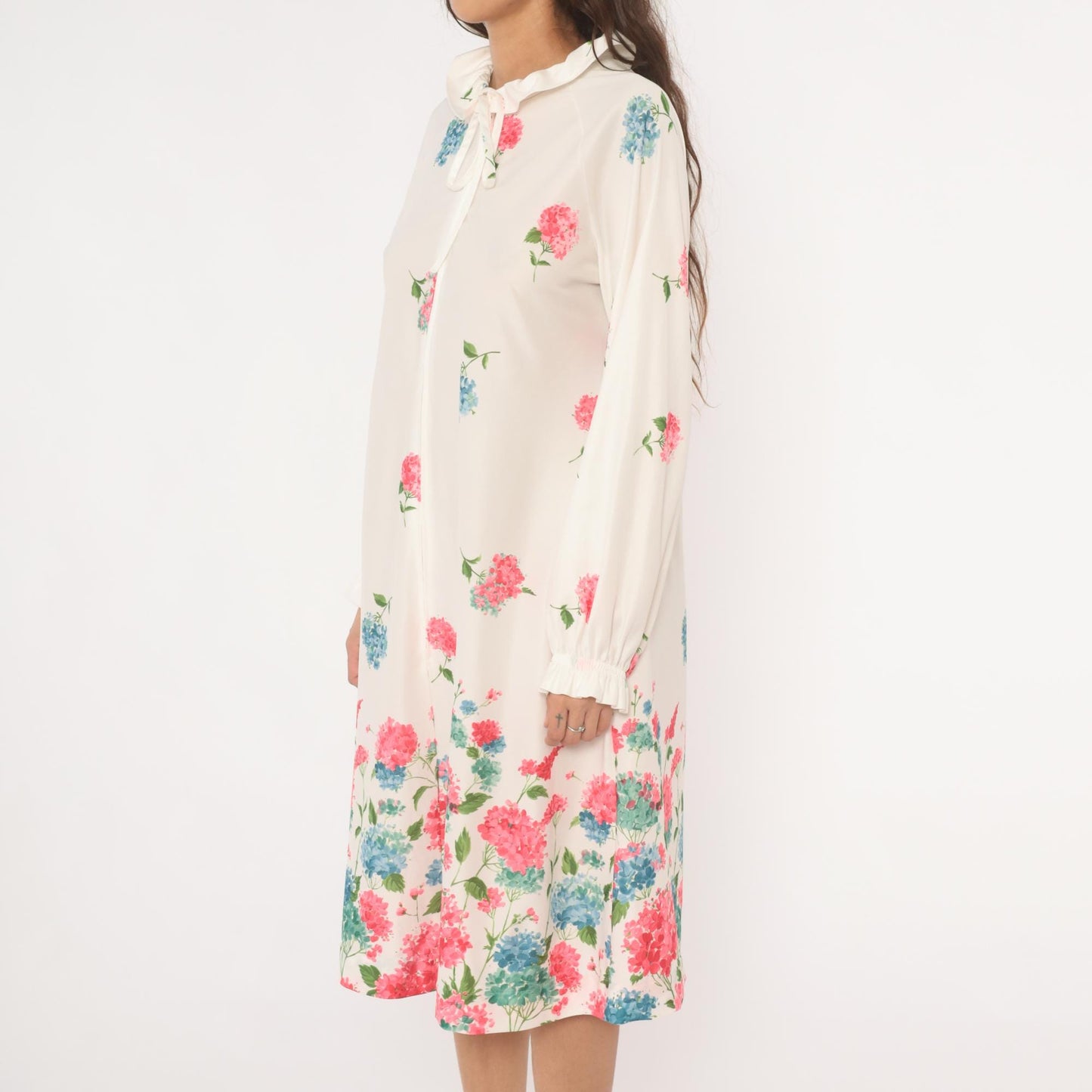 70s Travel Lite Hydrangea Floral Housecoat Ivory Ruffle Tie Neck Medium