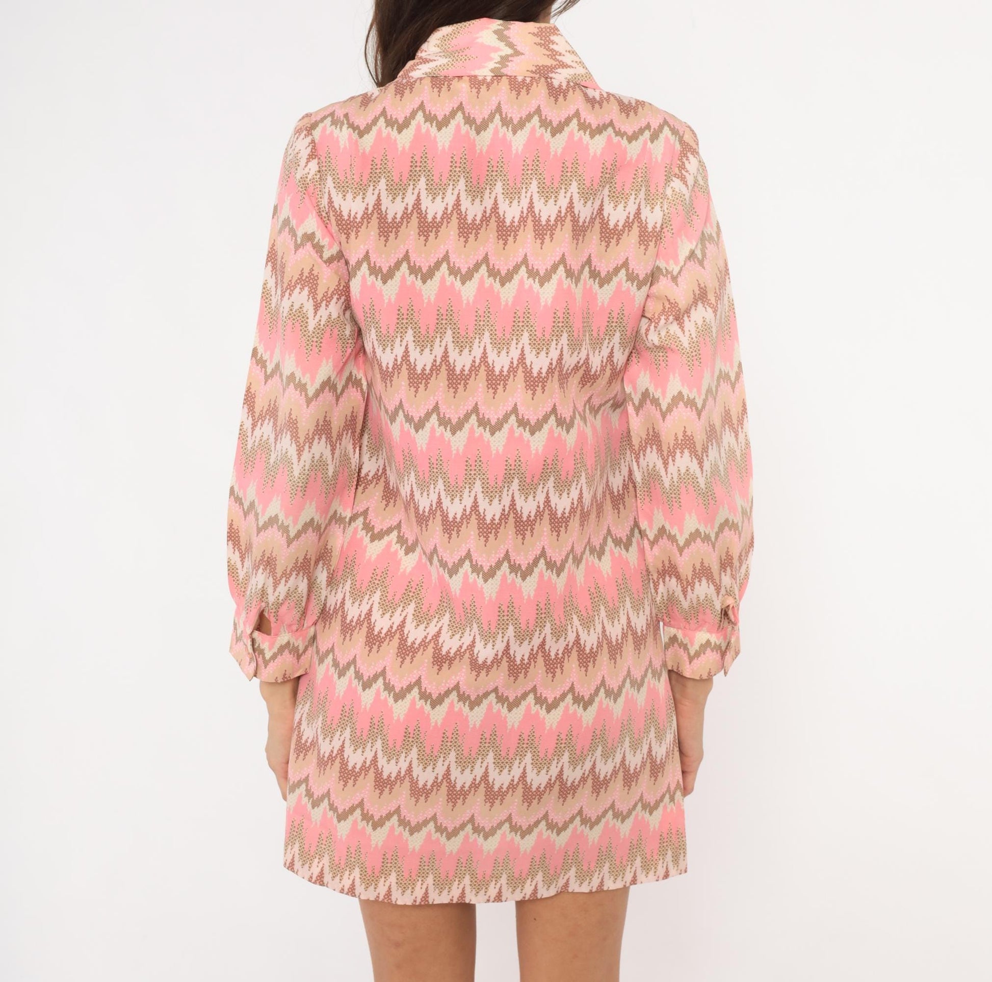 1970s Pink Tan Chevron Mini Dress Shift Pointed Collar Long Sleeve Extra Small XS
