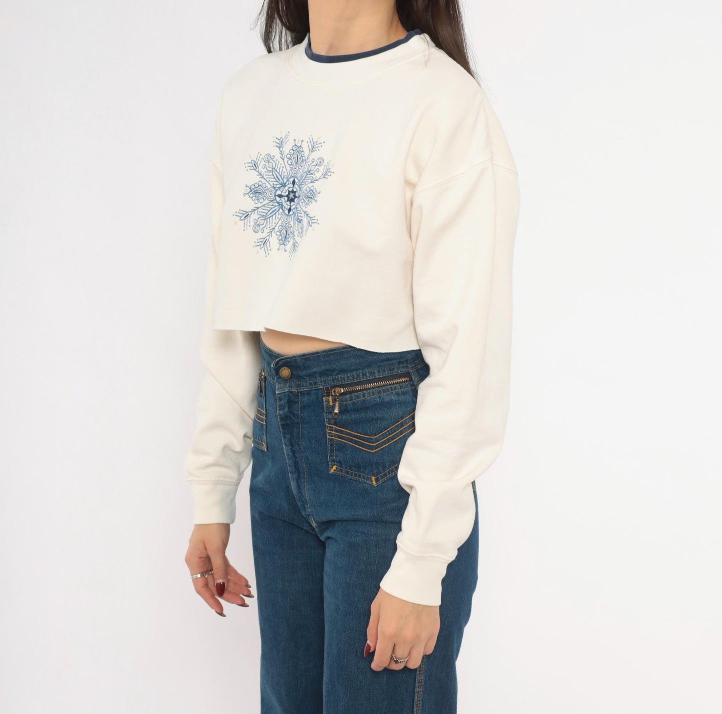 90s M&C Sportswear Snowflake Mandala Embroidered Crop Sweatshirt Cream Navy Medium