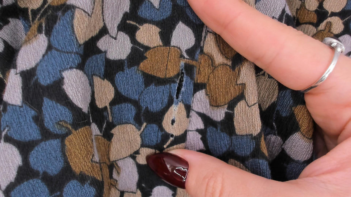 60s Leaf Print Shift Dress Black Crepe Mock Neck Three Quarter Sleeve Extra Small XS