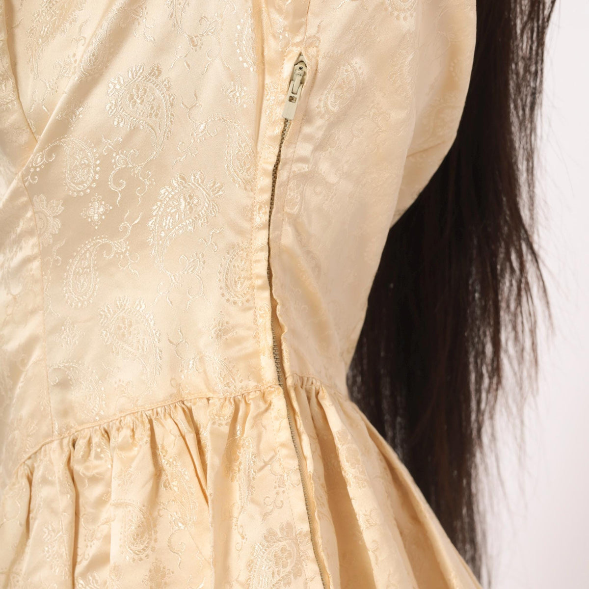 1950s Cream Paisley Jacquard Dress Beaded Sweetheart Neckline Drop Waist Medium