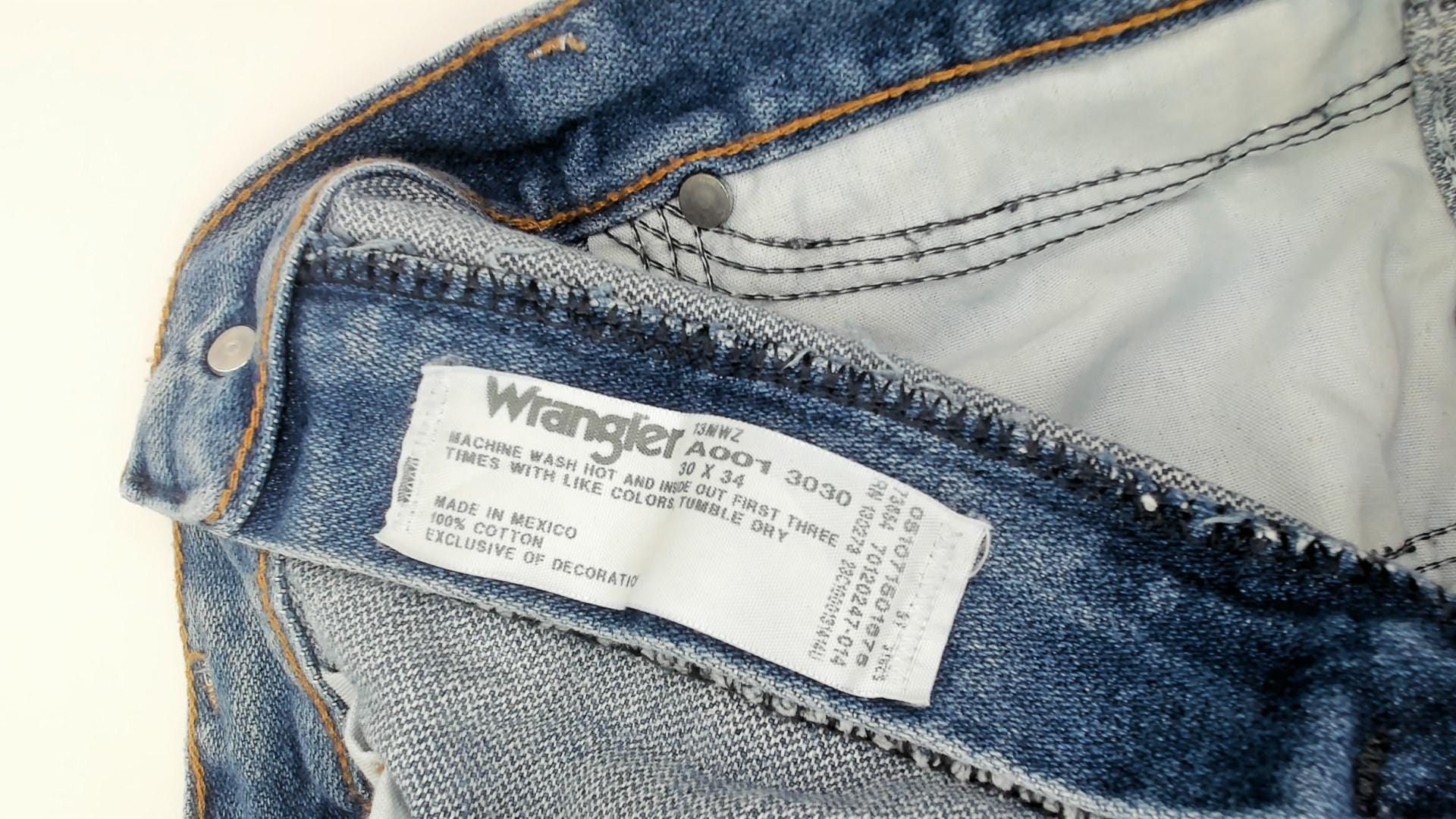 Wrangler Straight Leg Jeans 2000s Medium Wash High Waisted Denim Blue 30x34
