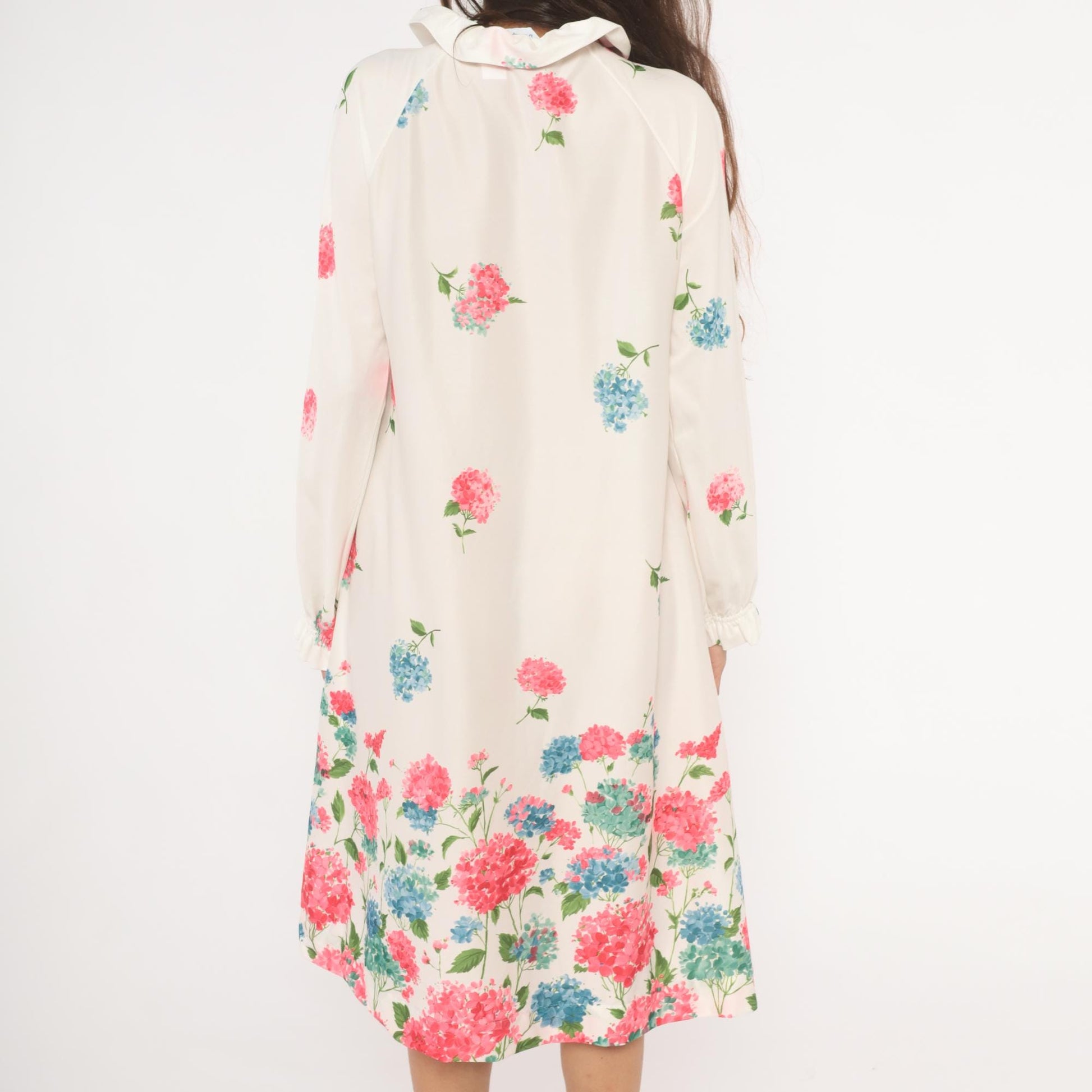 70s Travel Lite Hydrangea Floral Housecoat Ivory Ruffle Tie Neck Medium