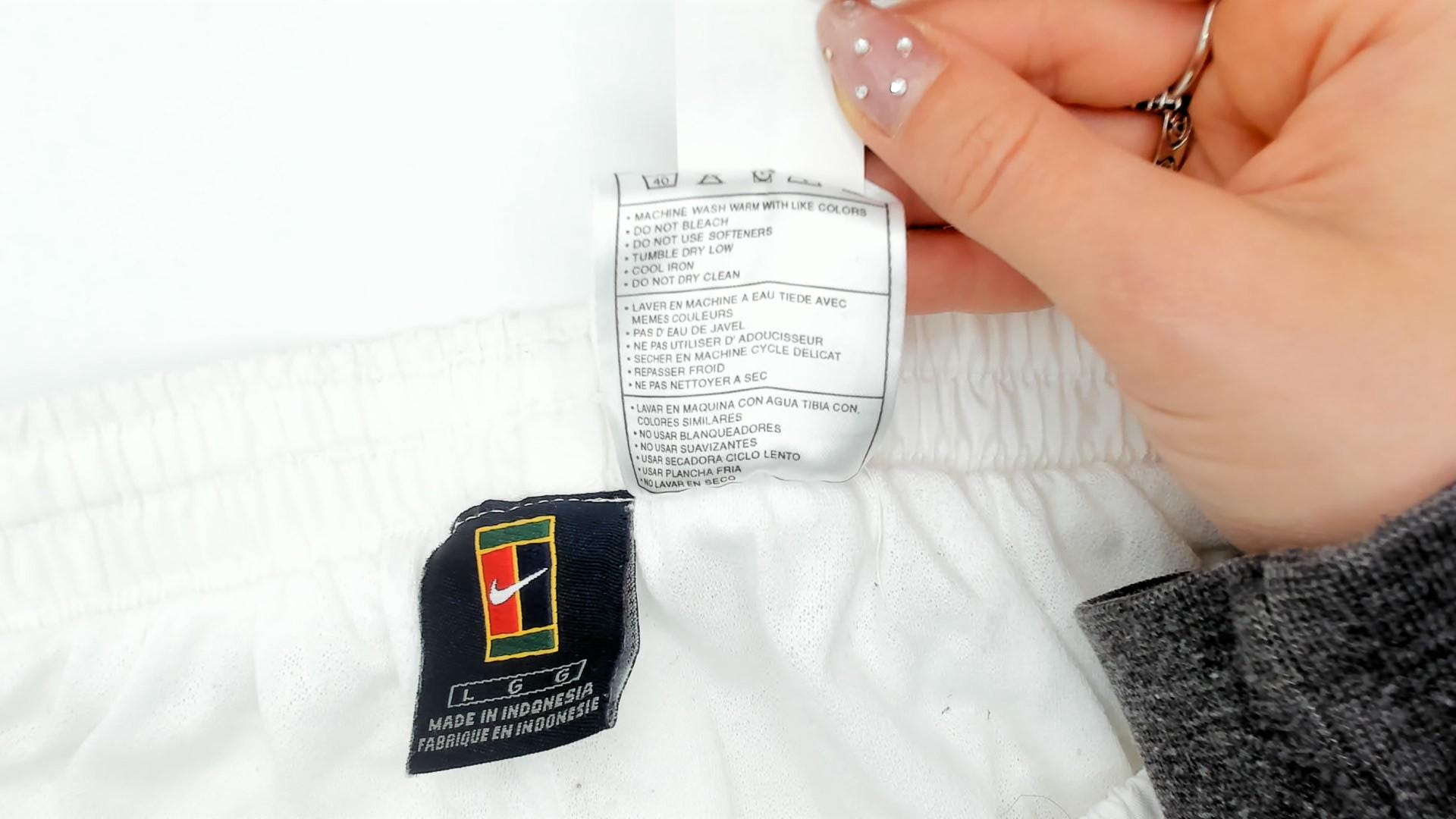 90s Nike White Athletic Shorts Elastic Waist Embroidered Logo Large L