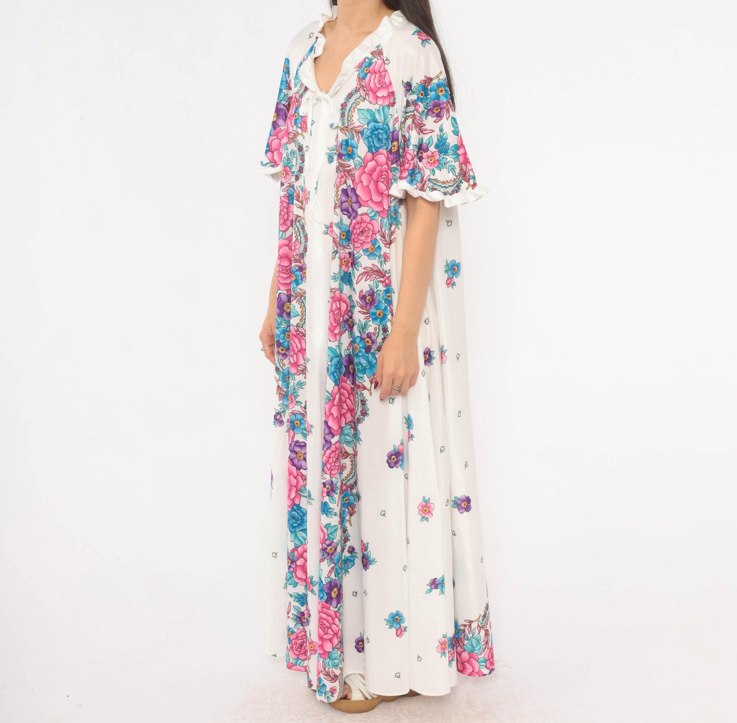 80s White Floral Maxi Housecoat Rose Print Ruffle Neckline Zip Robe Medium Large