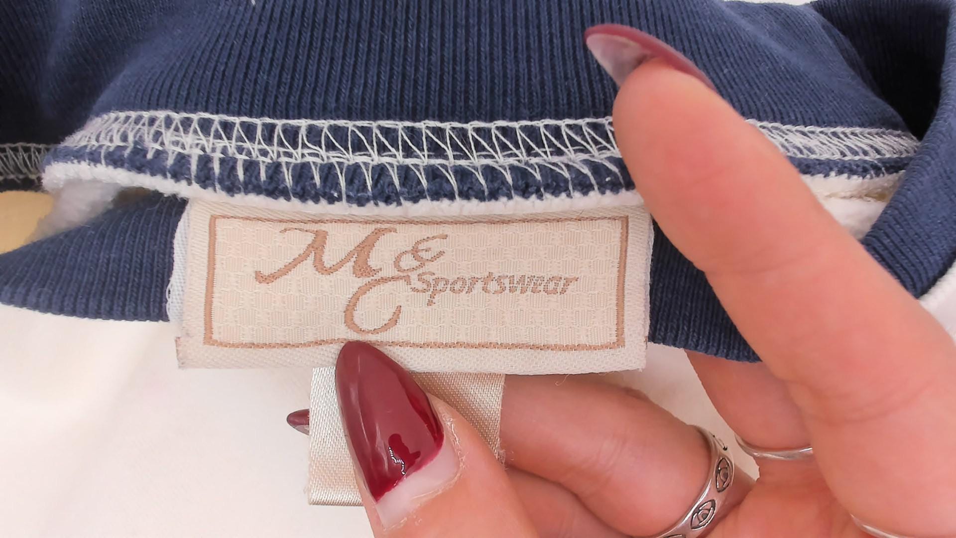 90s M&C Sportswear Snowflake Mandala Embroidered Crop Sweatshirt Cream Navy Medium