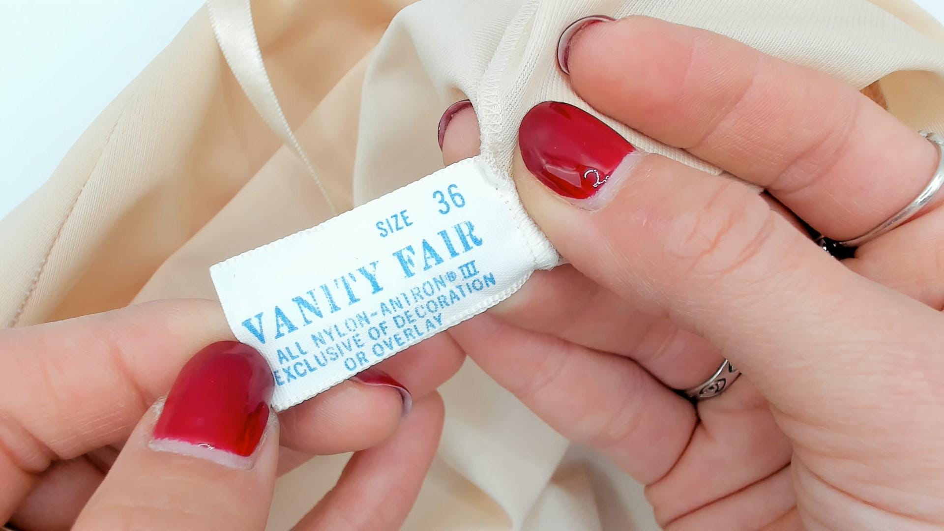 70s Vanity Fair Slip Dress Cream Nylon V-Neck Scalloped Lace Knee-Length Medium M