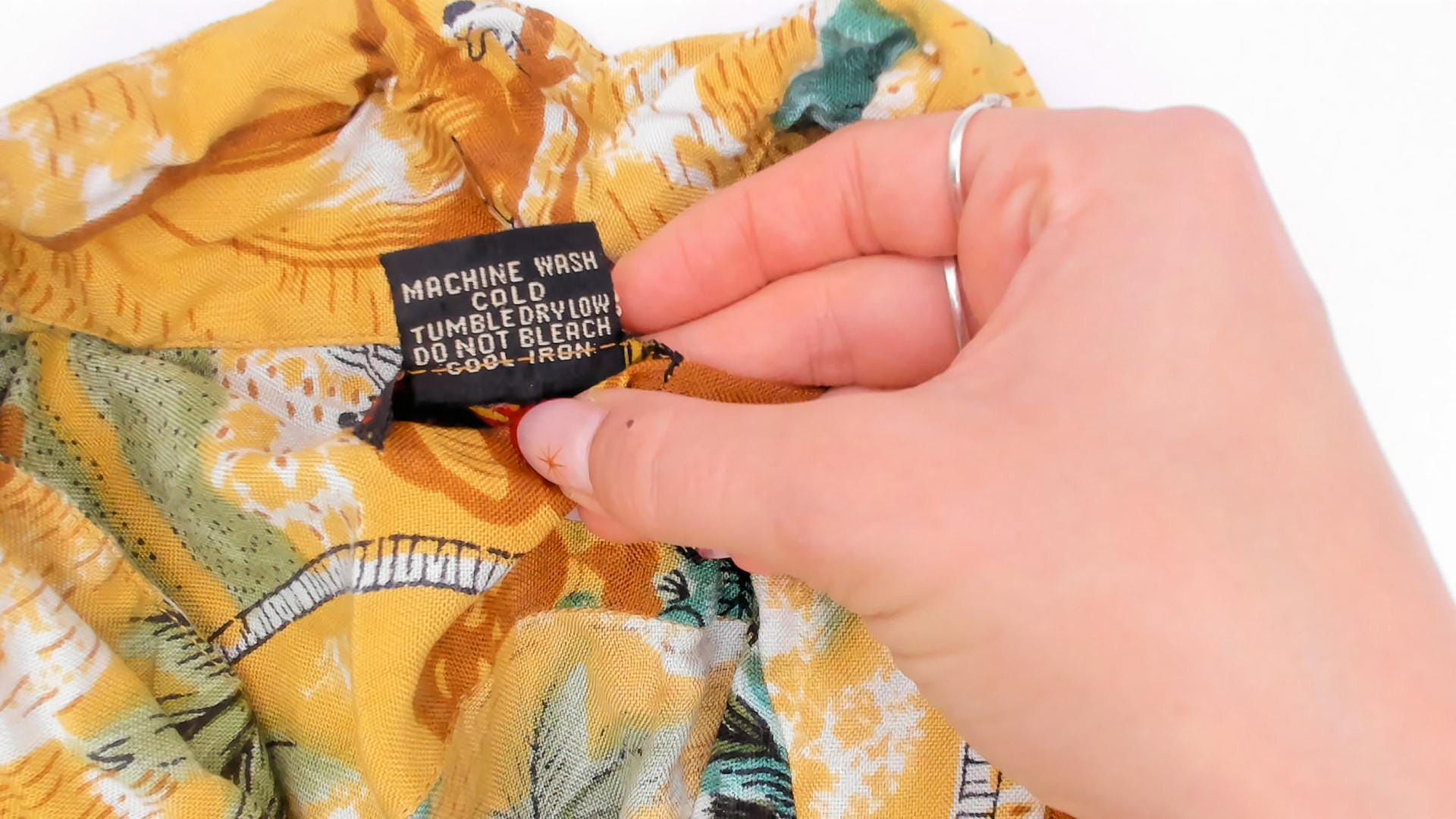 2000s Bullseye Hawaiian Camp Collar Shirt Yellow Tropical Scenic Large L