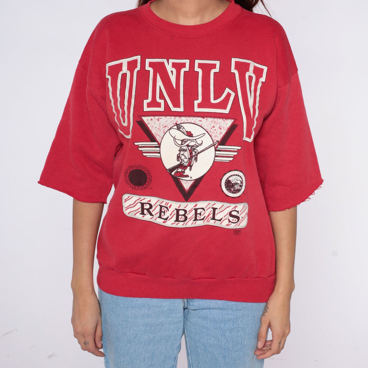 UNLV Rebels T-Shirt 90s Red College University Graphic Top Crew Neck Cut Off Athletic Sports Team Vintage Cropped Las Vegas Large L