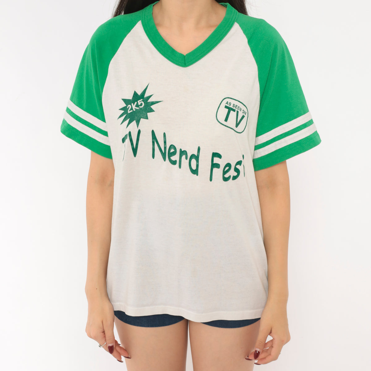 TV Nerd Fest 2K5 Raglan Jersey Tee Green White V Neck Striped Sleeve Baseball Shirt Varsity Athletic Cotton Graphic Print Collegiate Preppy Sporty Vintage Top Medium M