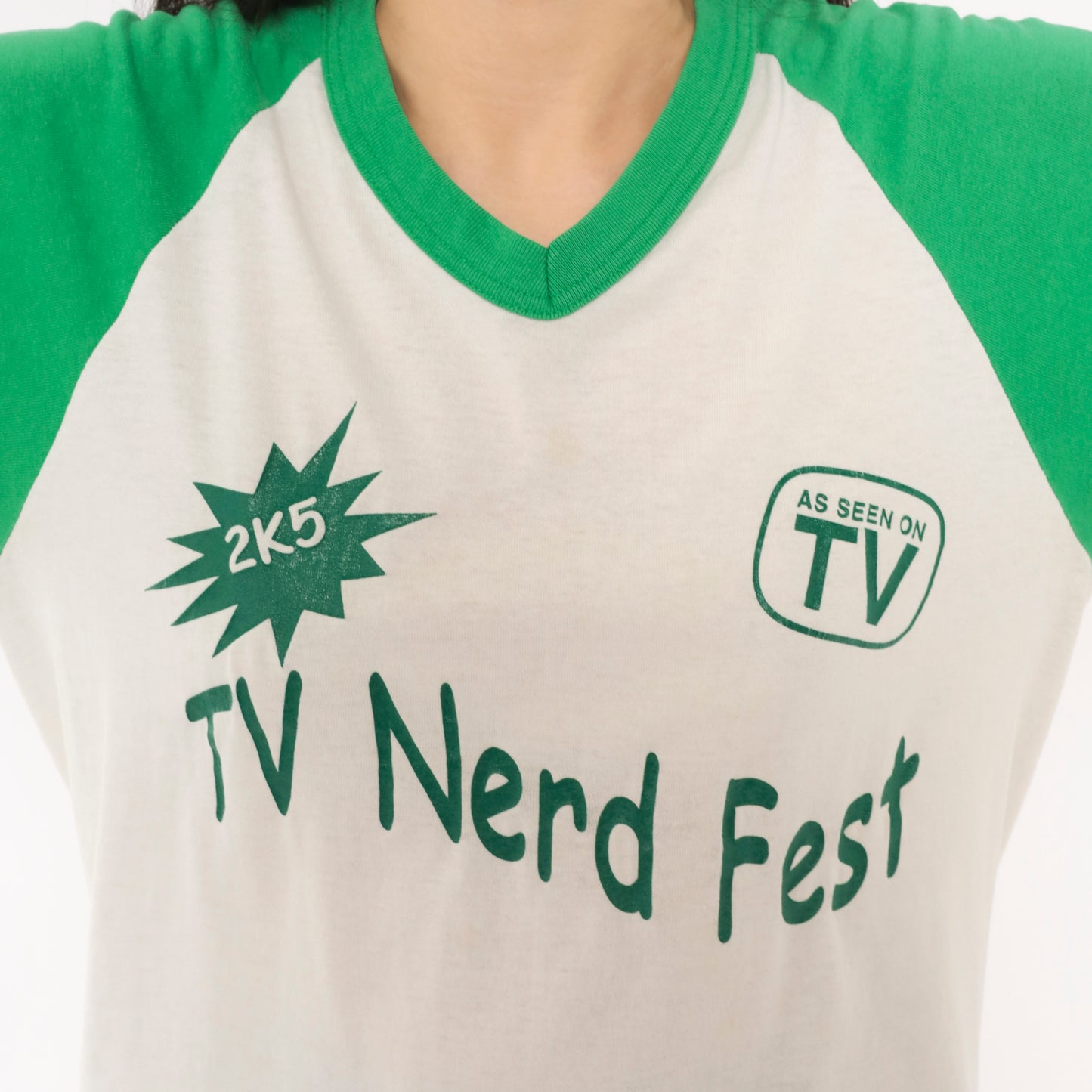 TV Nerd Fest 2K5 Raglan Jersey Tee Green White V Neck Striped Sleeve Baseball Shirt Varsity Athletic Cotton Graphic Print Collegiate Preppy Sporty Vintage Top Medium M