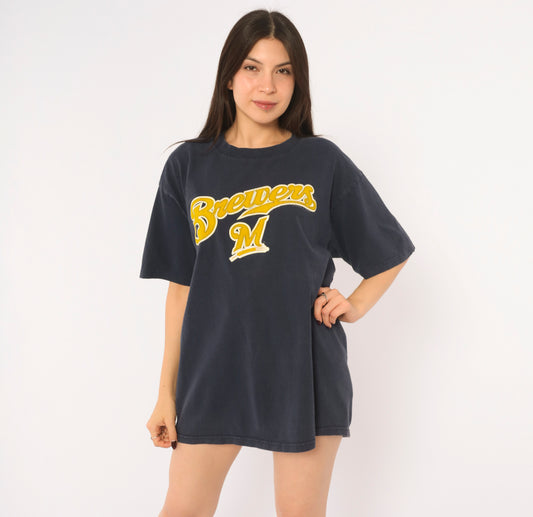 Milwaukee Brewers Tee 90s MLB Baseball Graphic Shirt Navy Blue Cotton Yellow Gold Script Logo Lee Sport Short Sleeve Crew Neck Boxy Sports Fan Wisconsin Unisex Large L